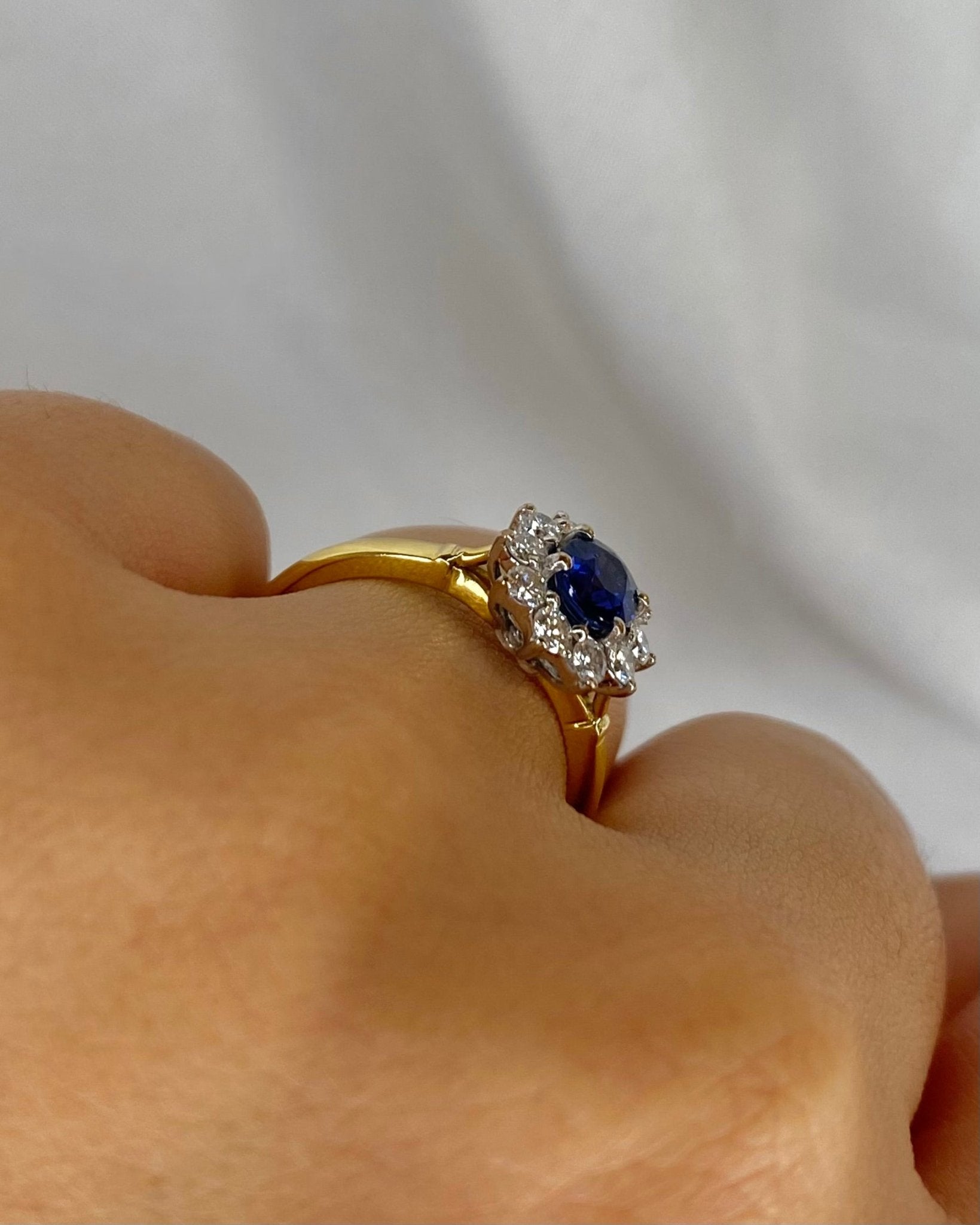 Bague Marguerite Saphir 0.72 carat &amp; Diamants 0.40 carat "Vérène" - Elliade Paris