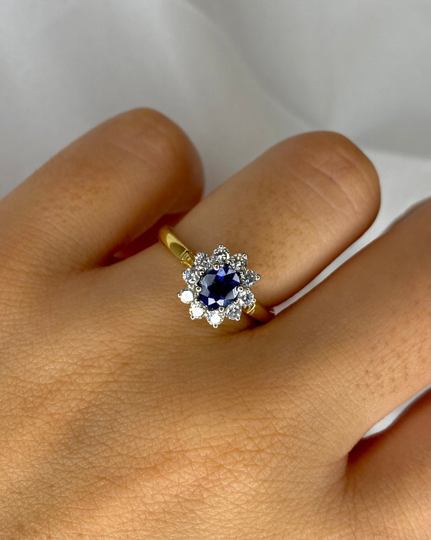 Bague Marguerite Saphir 0.72 carat &amp; Diamants 0.40 carat "Vérène" - Elliade Paris