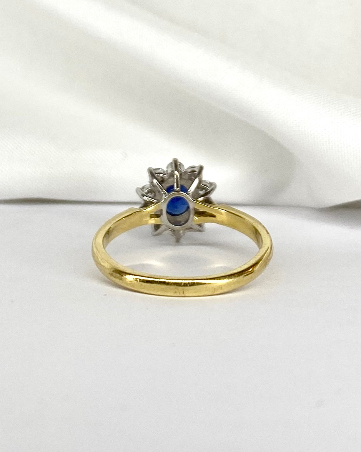 Bague Marguerite Saphir 0.72 carat &amp; Diamants 0.40 carat "Vérène" - Elliade Paris