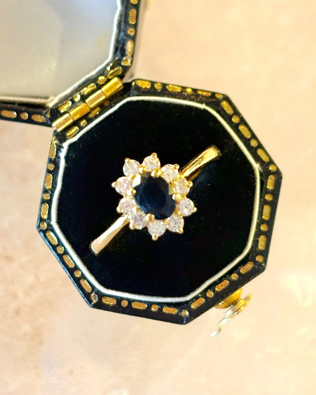 Bague Marguerite Saphir 0.74 carat &amp; Diamants 0.30 carat "Elisa" - Elliade Paris
