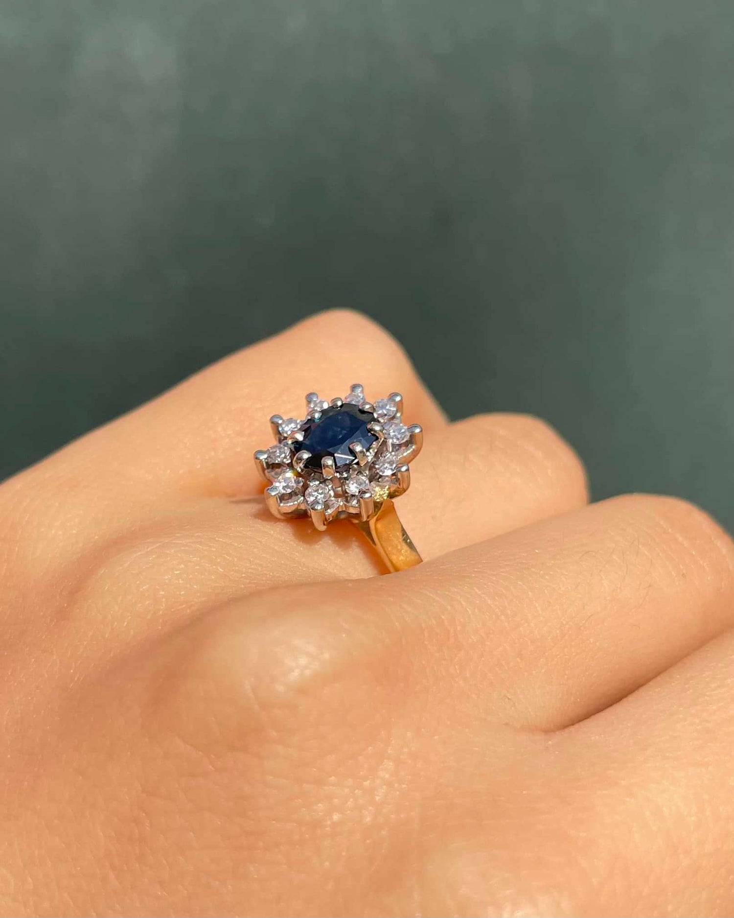 Bague Marguerite Saphir 0.75 Carat &amp; 10 Diamants &quot;Regina&quot; - Elliade Paris