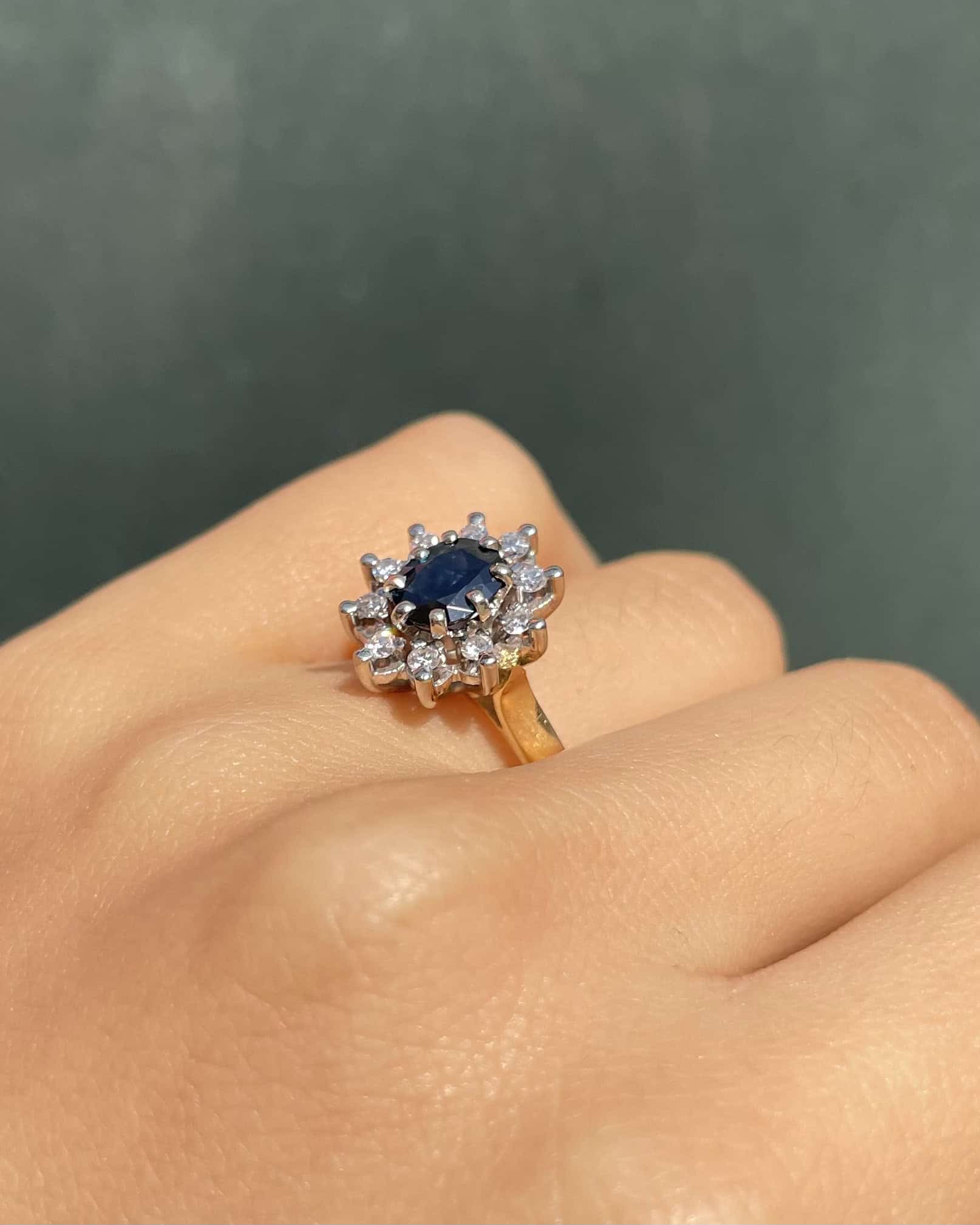 Bague Marguerite Saphir 0.75 Carat &amp; 10 Diamants "Regina" - Elliade Paris