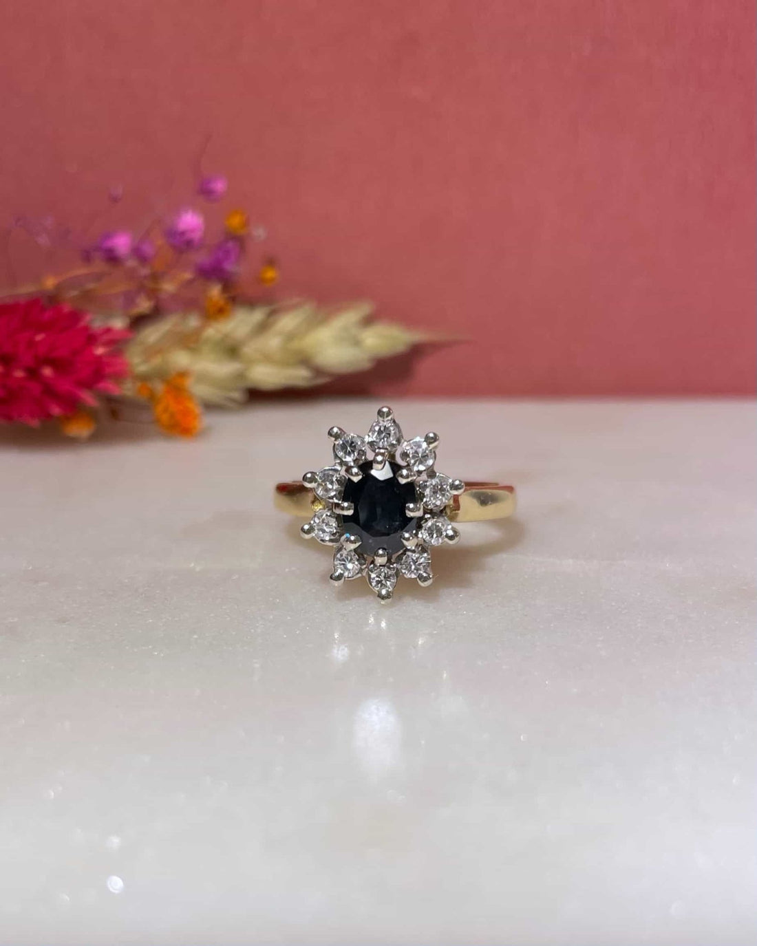 Bague Marguerite Saphir 0.75 Carat &amp; 10 Diamants &quot;Regina&quot; - Elliade Paris