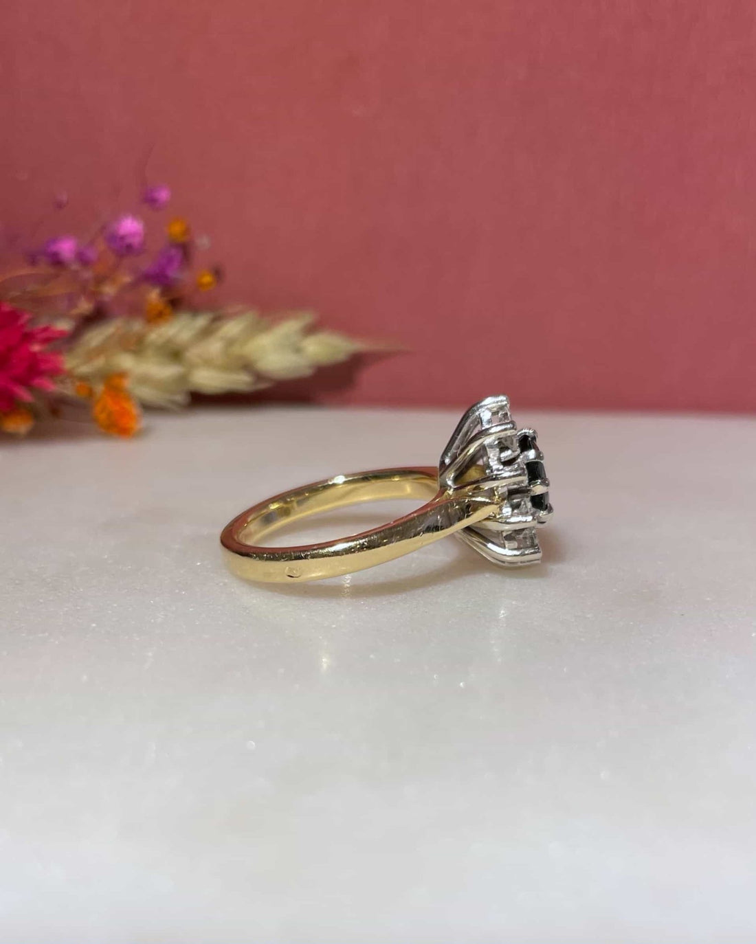 Bague Marguerite Saphir 0.75 Carat &amp; 10 Diamants &quot;Regina&quot; - Elliade Paris