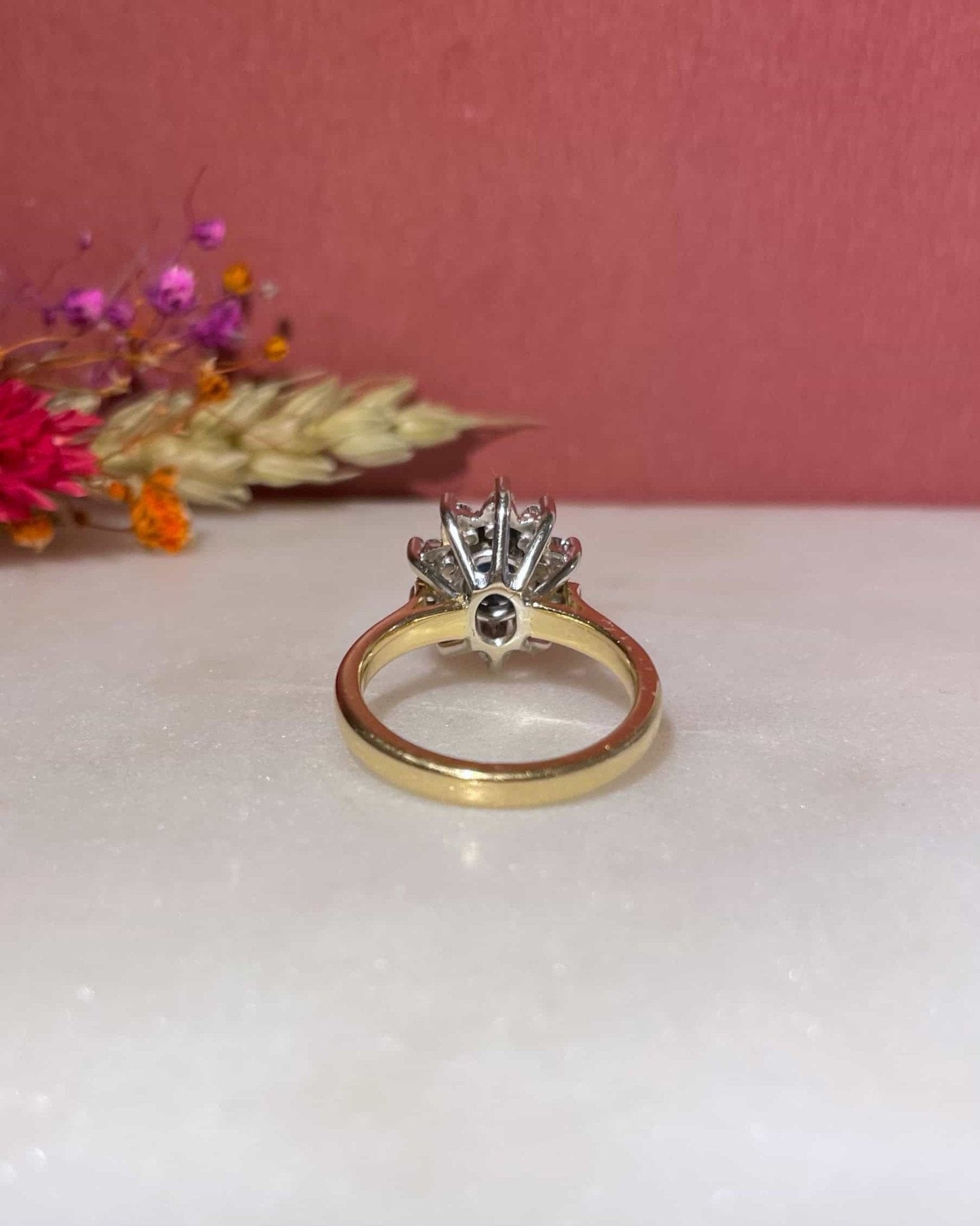 Bague Marguerite Saphir 0.75 Carat &amp; 10 Diamants "Regina" - Elliade Paris