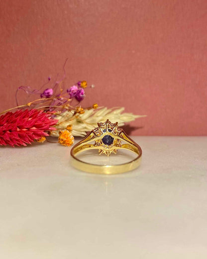 Bague Marguerite Saphir 0.75 Carat &amp; 12 Diamants &quot;Julia&quot; - Elliade Paris