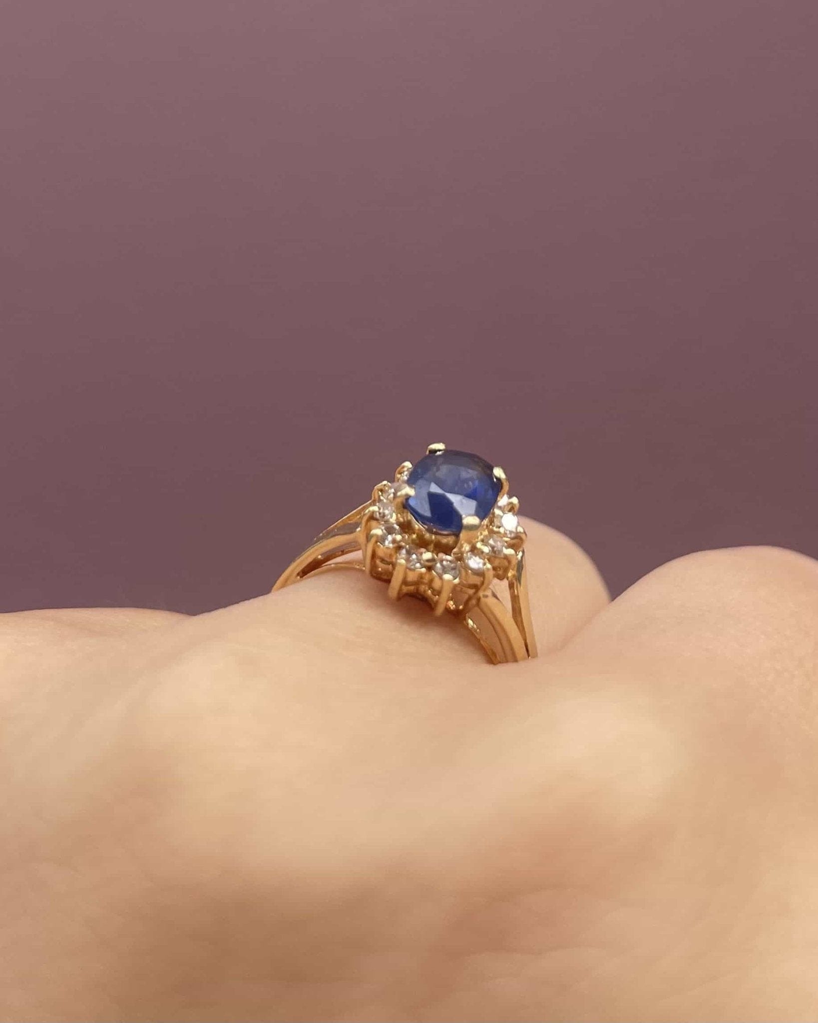 Bague Marguerite Saphir 0.75 Carat &amp; 12 Diamants "Julia" - Elliade Paris