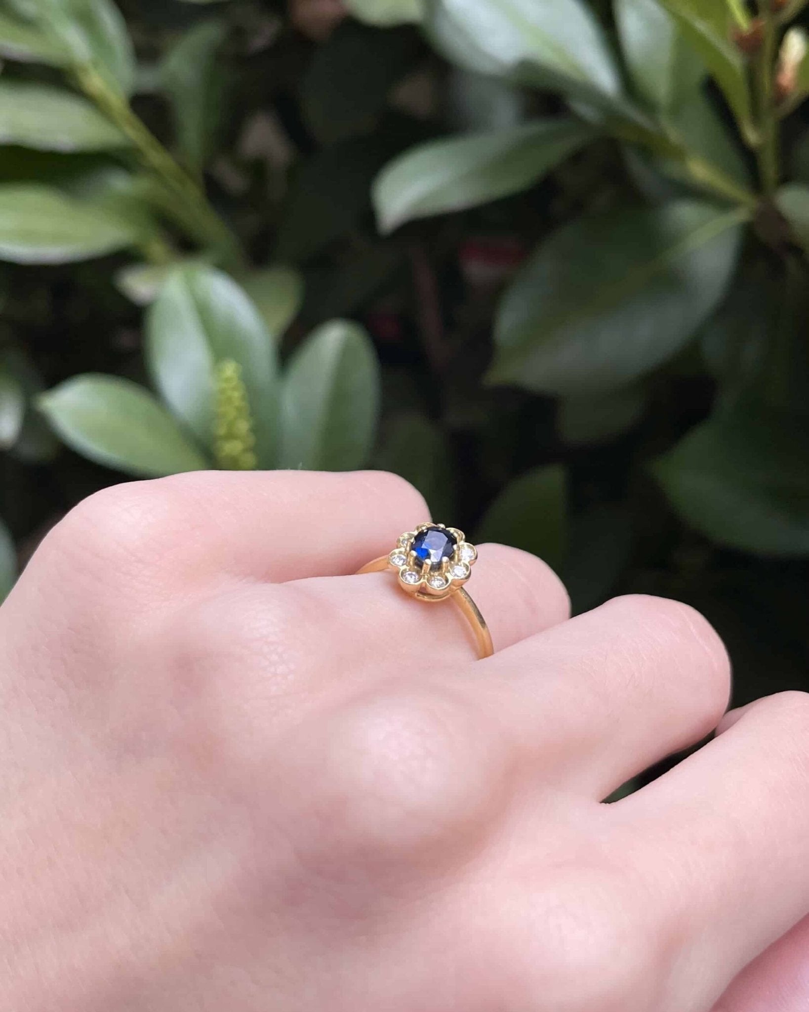 Bague Marguerite Saphir 0.75 Carat &amp; 8 Diamants "Roxy" - Elliade Paris