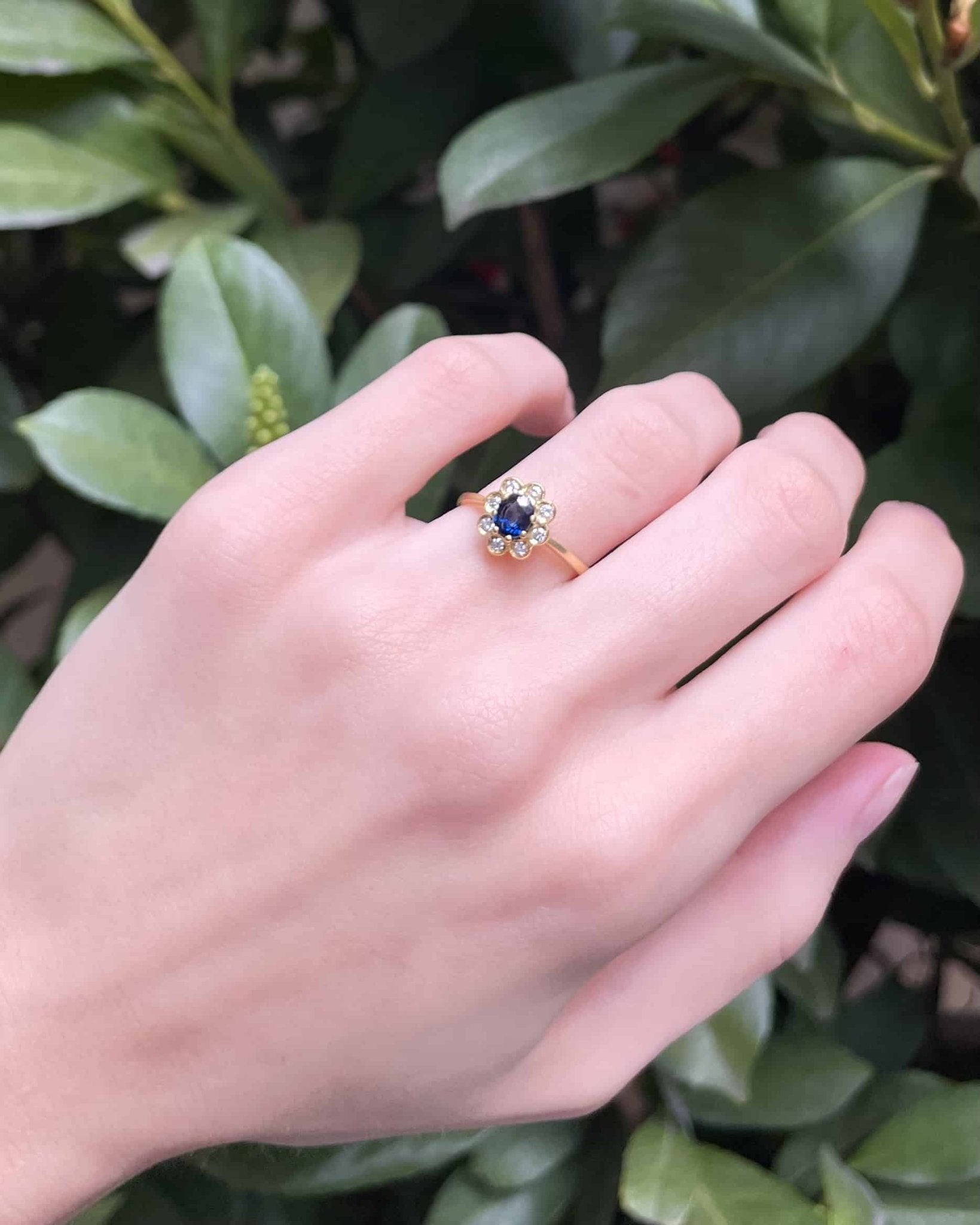 Bague Marguerite Saphir 0.75 Carat &amp; 8 Diamants "Roxy" - Elliade Paris