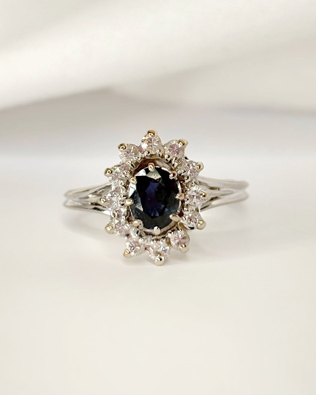 Bague Marguerite Saphir 0.75 carat &amp; Diamants 0.24 carat "Christiane" - Elliade Paris