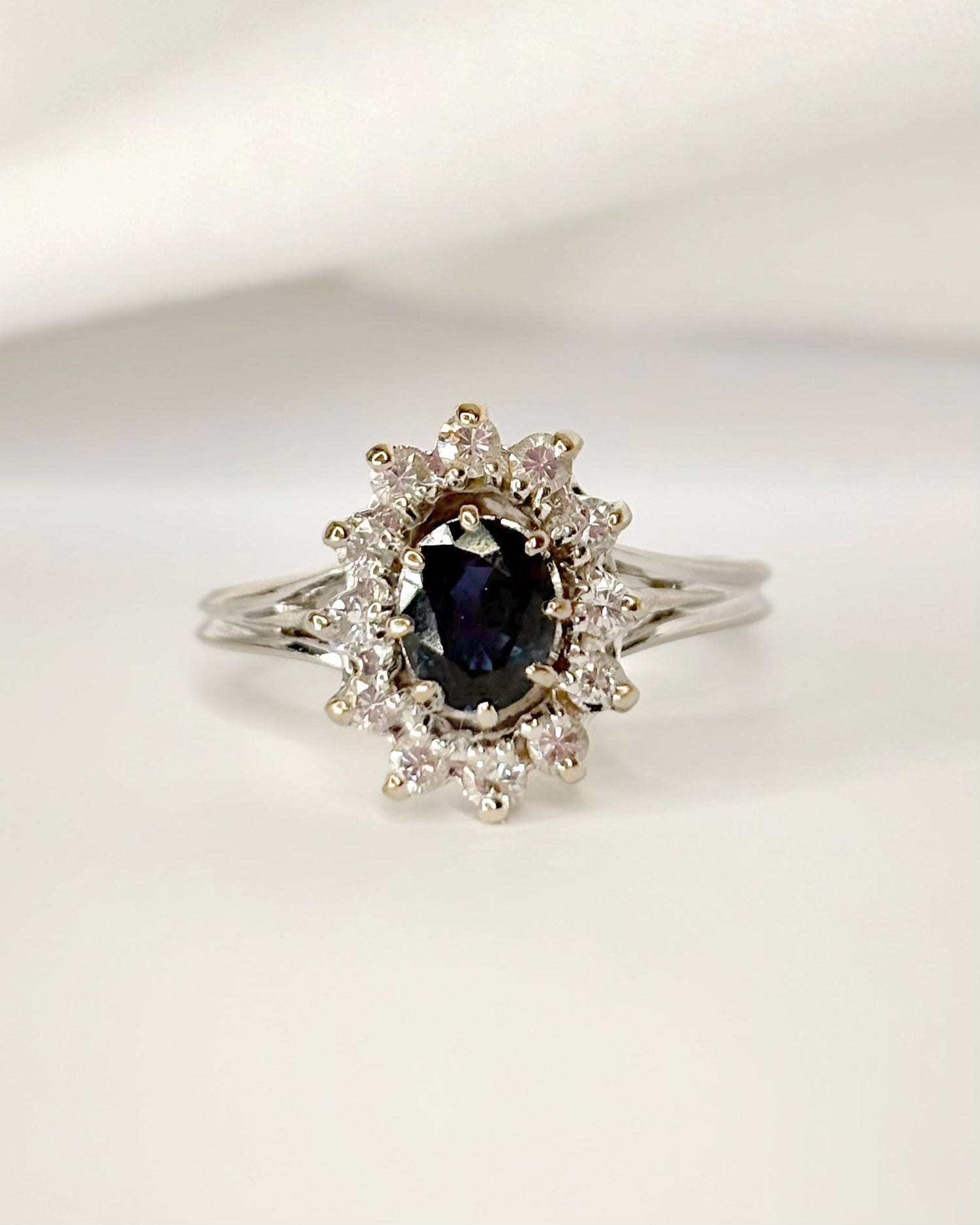 Bague Marguerite Saphir 0.75 carat &amp; Diamants 0.24 carat "Christiane" - Elliade Paris
