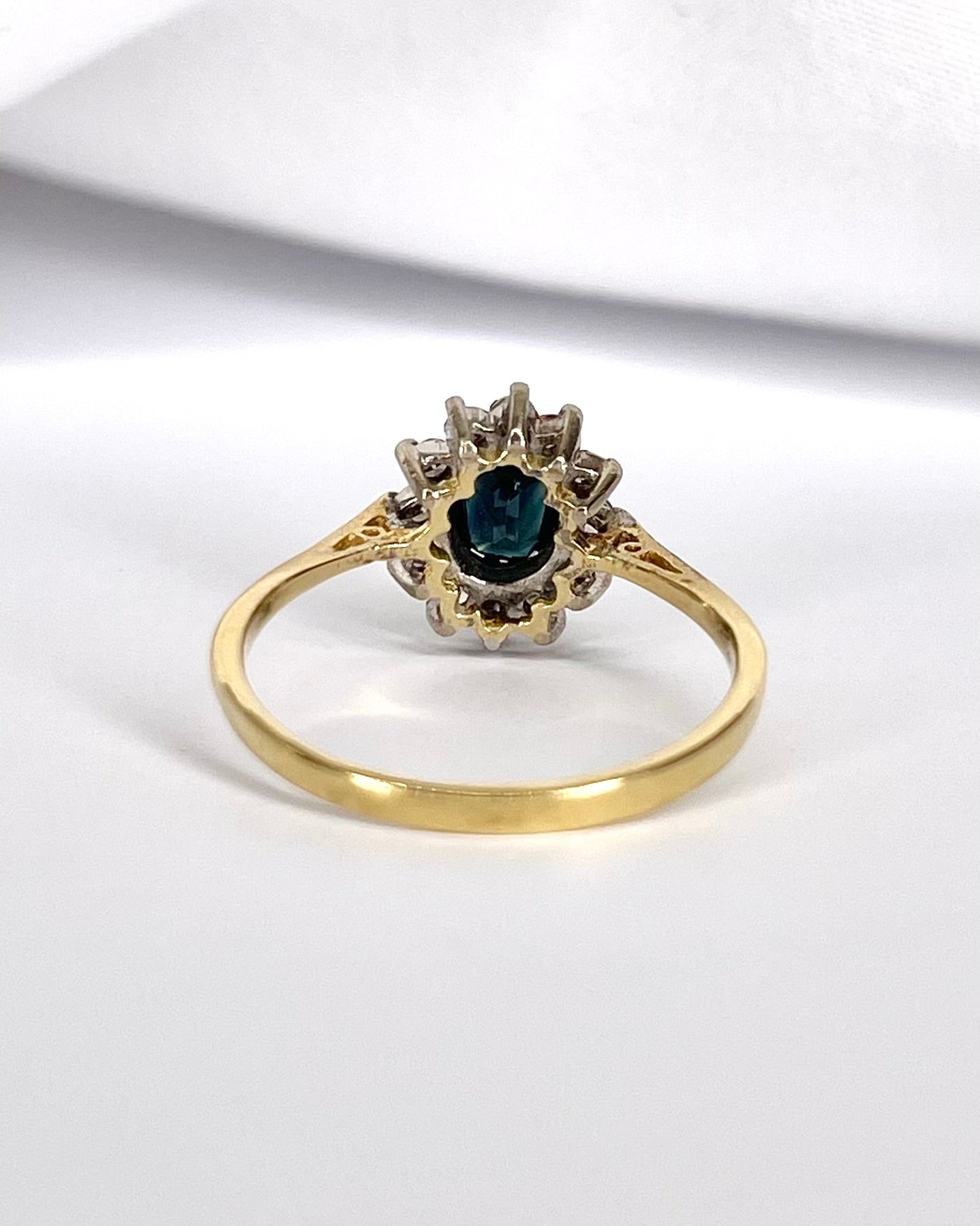 Bague Marguerite Saphir 0.75 carat &amp; Diamants 0.24 carat "Kyara" - Elliade Paris