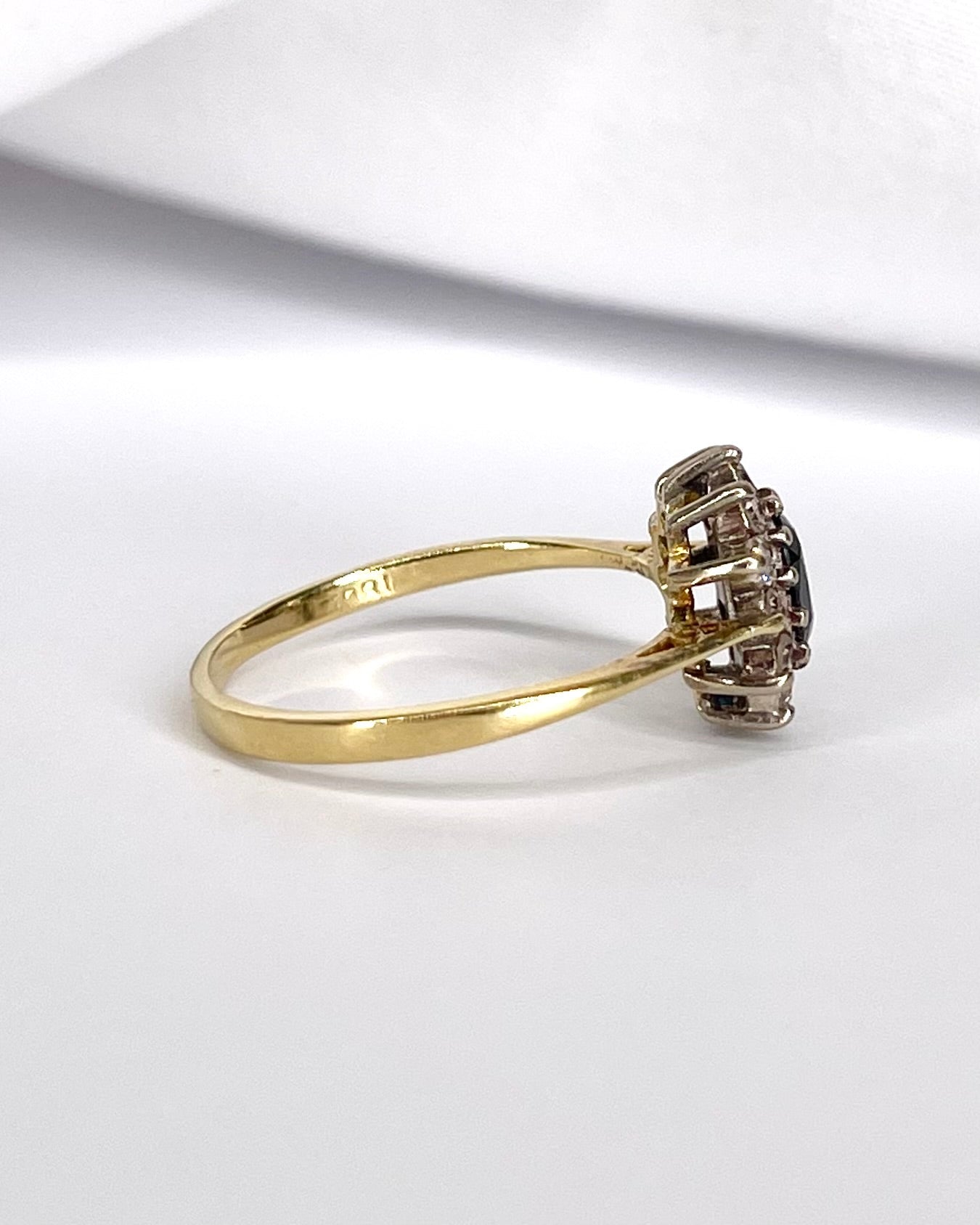 Bague Marguerite Saphir 0.75 carat &amp; Diamants 0.24 carat "Kyara" - Elliade Paris