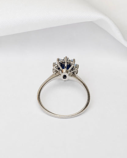 Bague Marguerite Saphir 0.75 carat &amp; Diamants 0.40 carat "Michelle" - Elliade Paris