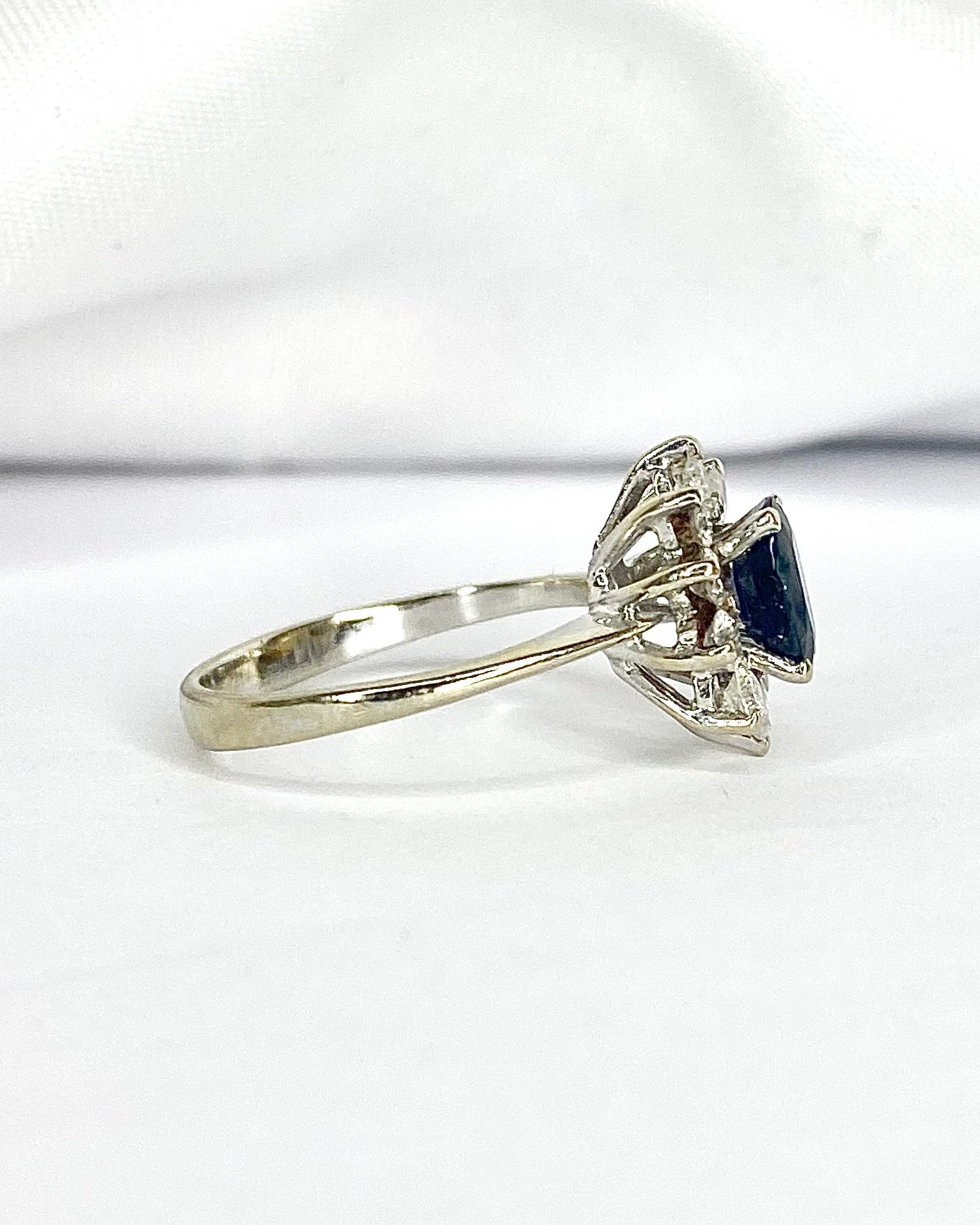 Bague Marguerite Saphir 0.75 carat &amp; Diamants 0.40 carat "Palmire" - Elliade Paris