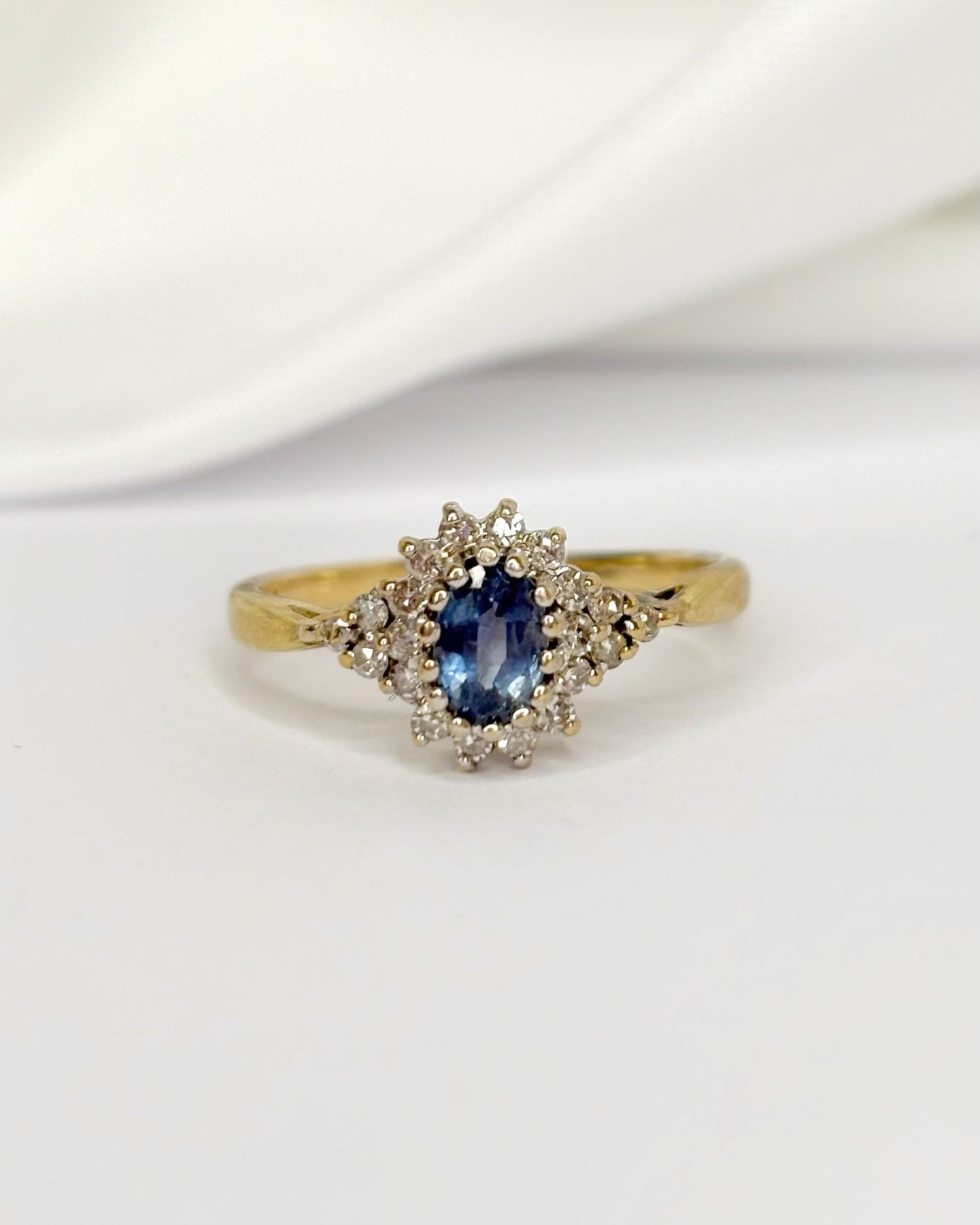 Bague Marguerite Saphir 0.75 carat &amp; Diamants "Caroline" - Elliade Paris
