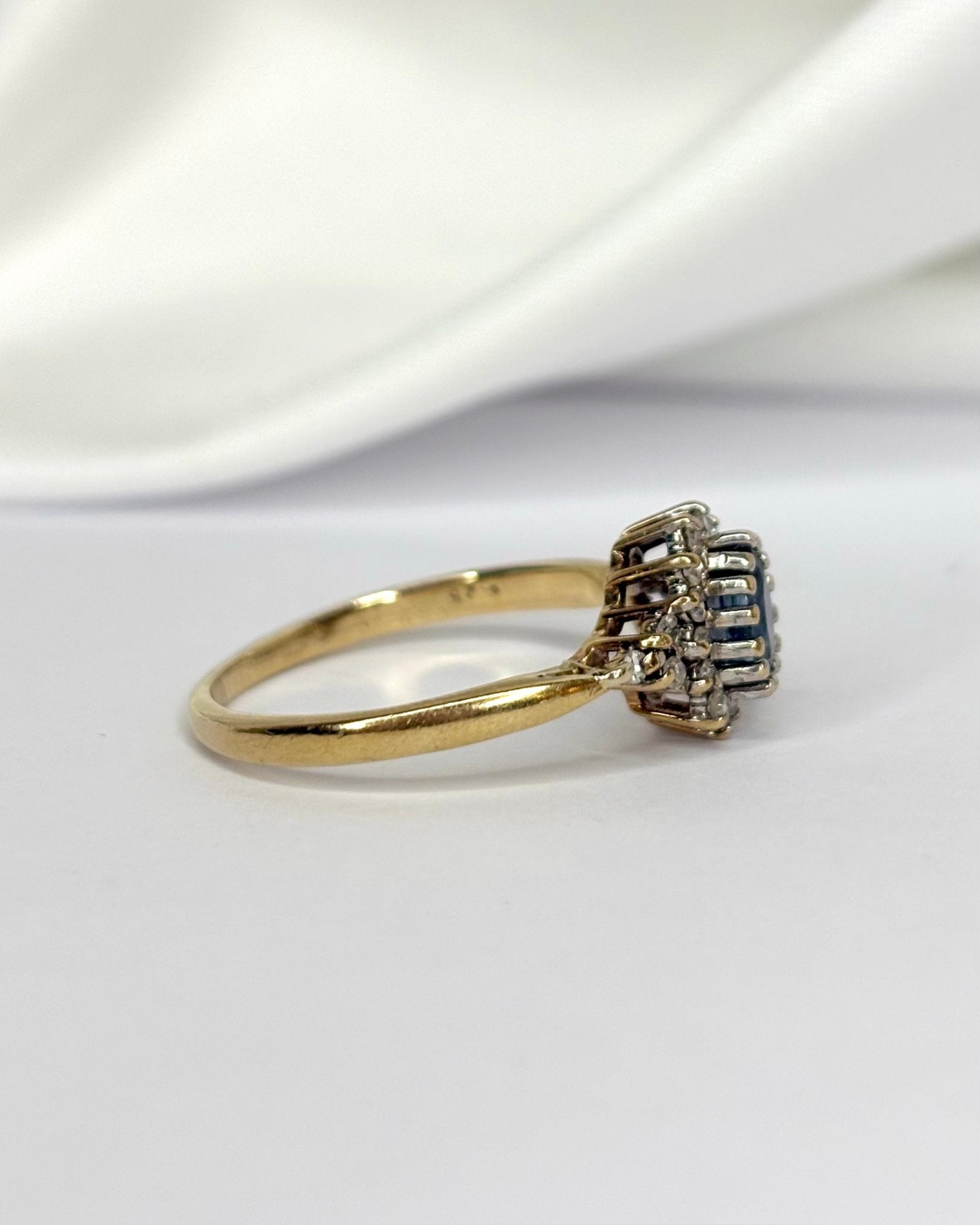Bague Marguerite Saphir 0.75 carat &amp; Diamants "Caroline" - Elliade Paris