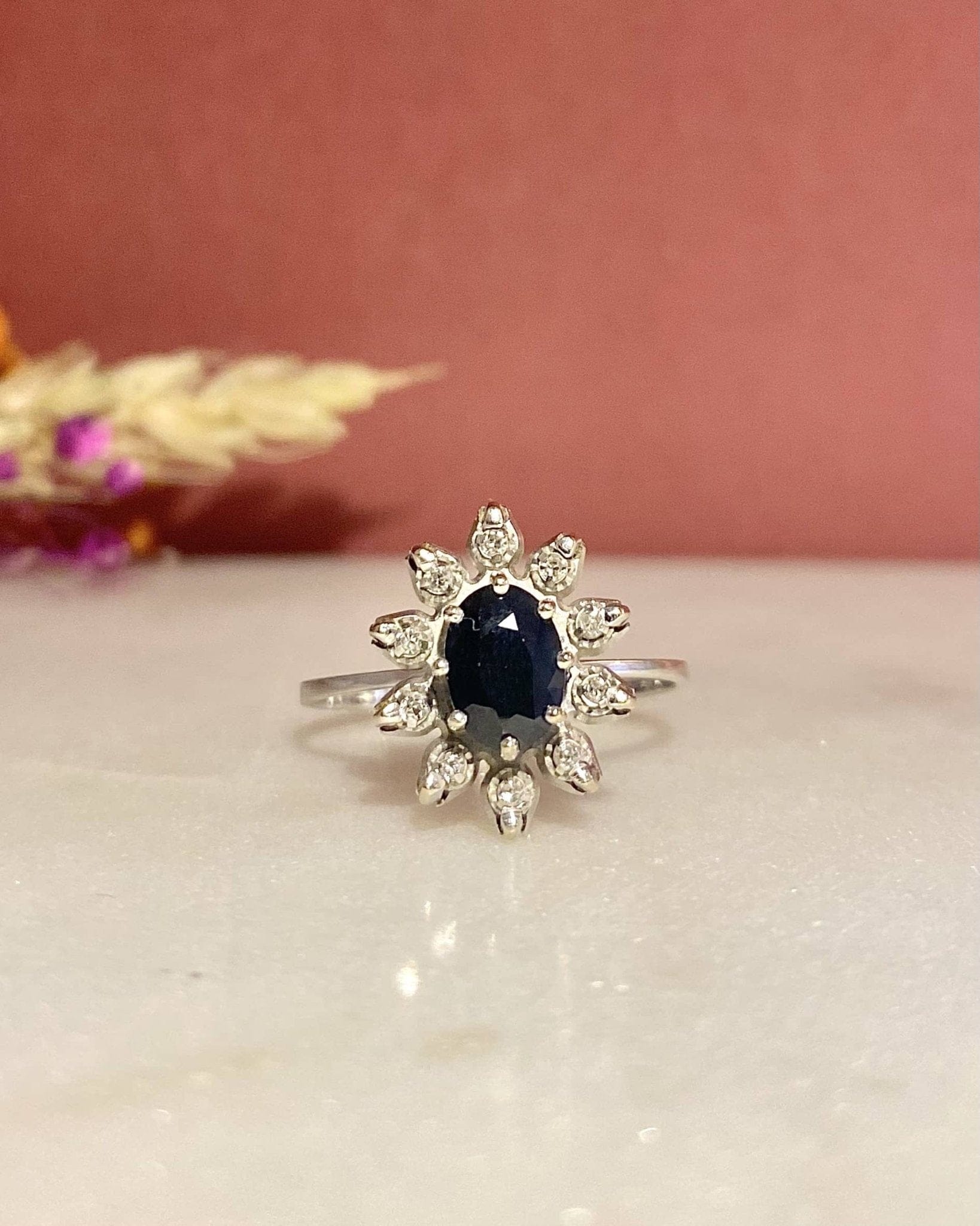 Bague Marguerite Saphir 0.75 Carat &amp; Diamants "Celine" - Elliade Paris
