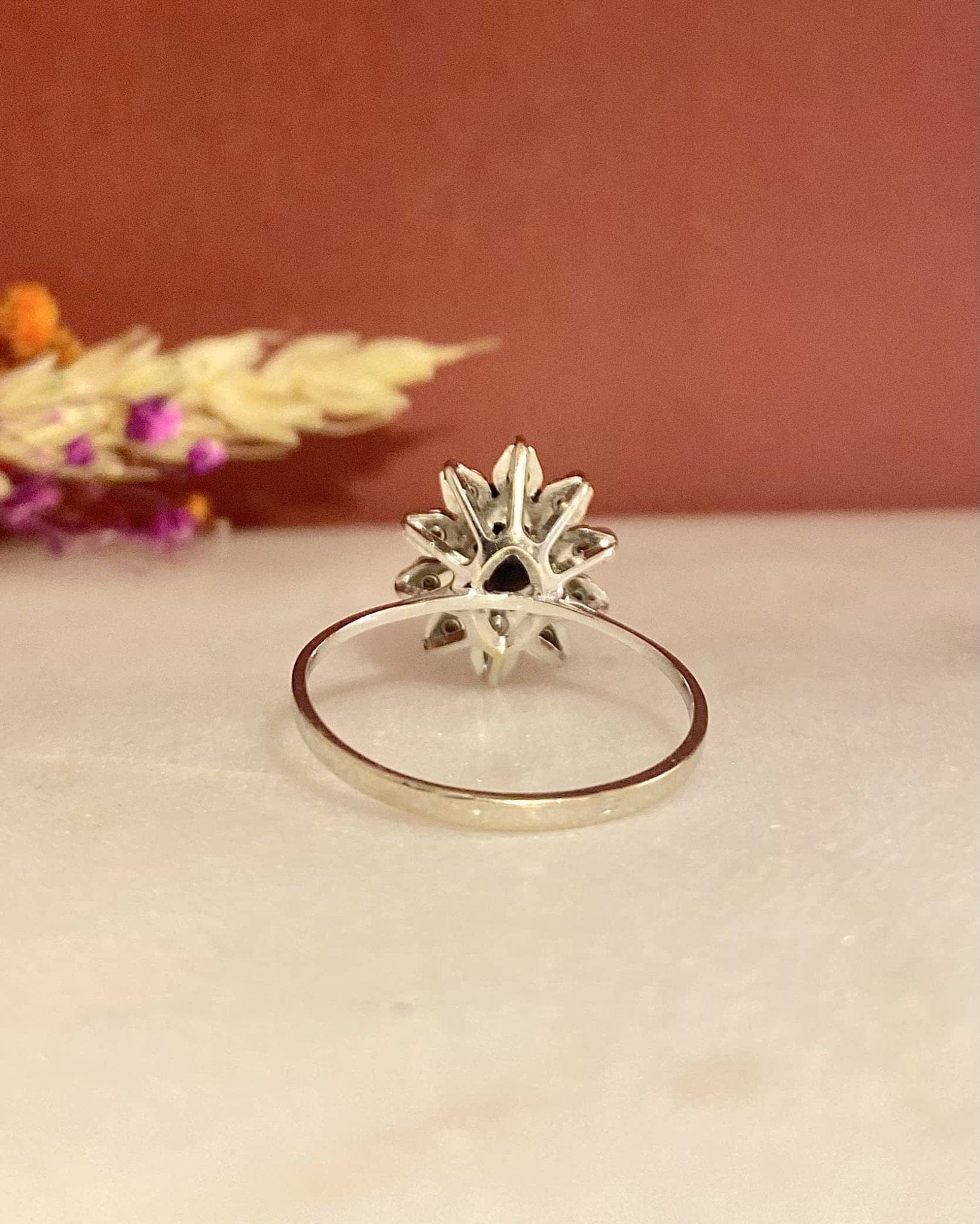Bague Marguerite Saphir 0.75 Carat &amp; Diamants "Celine" - Elliade Paris