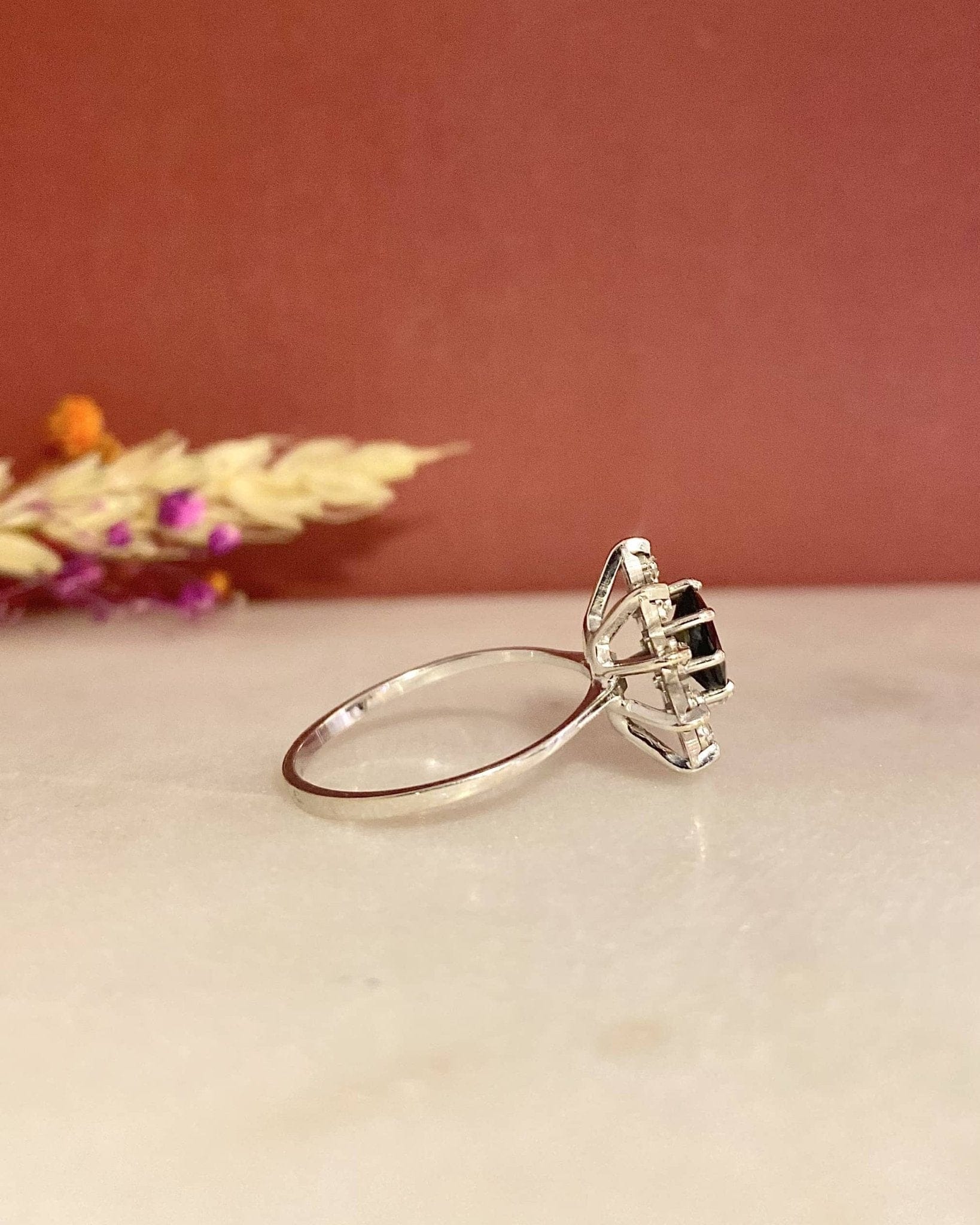 Bague Marguerite Saphir 0.75 Carat &amp; Diamants "Celine" - Elliade Paris