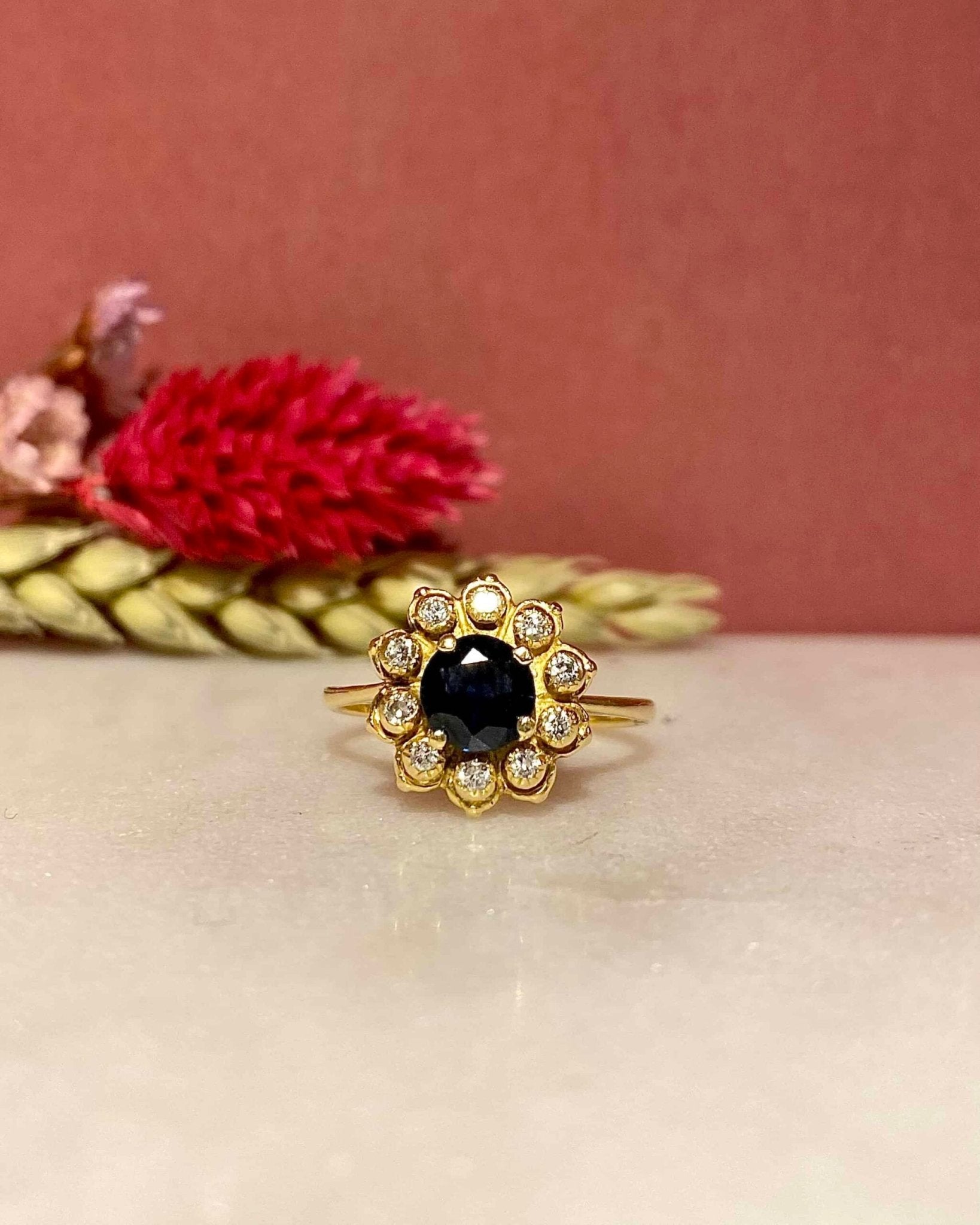 Bague Marguerite Saphir 0.75 Carat &amp; Diamants "Corinna" - Elliade Paris