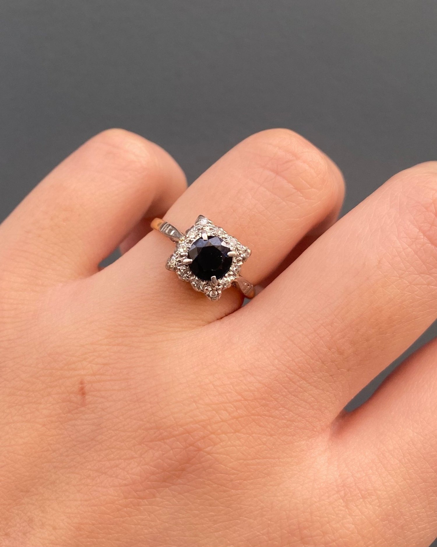 Bague Marguerite Saphir 0.77 carat &amp; 12 Diamants &quot;Sophia&quot; - Elliade Paris