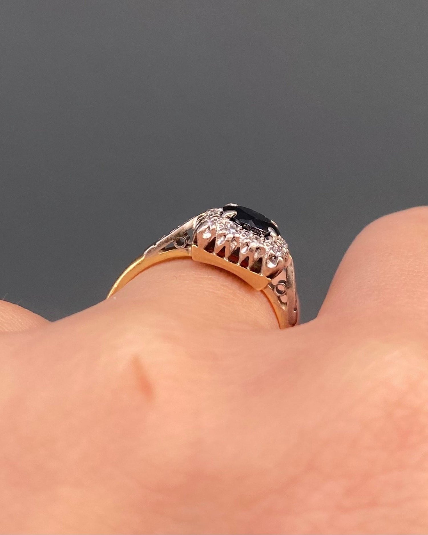 Bague Marguerite Saphir 0.77 carat &amp; 12 Diamants &quot;Sophia&quot; - Elliade Paris