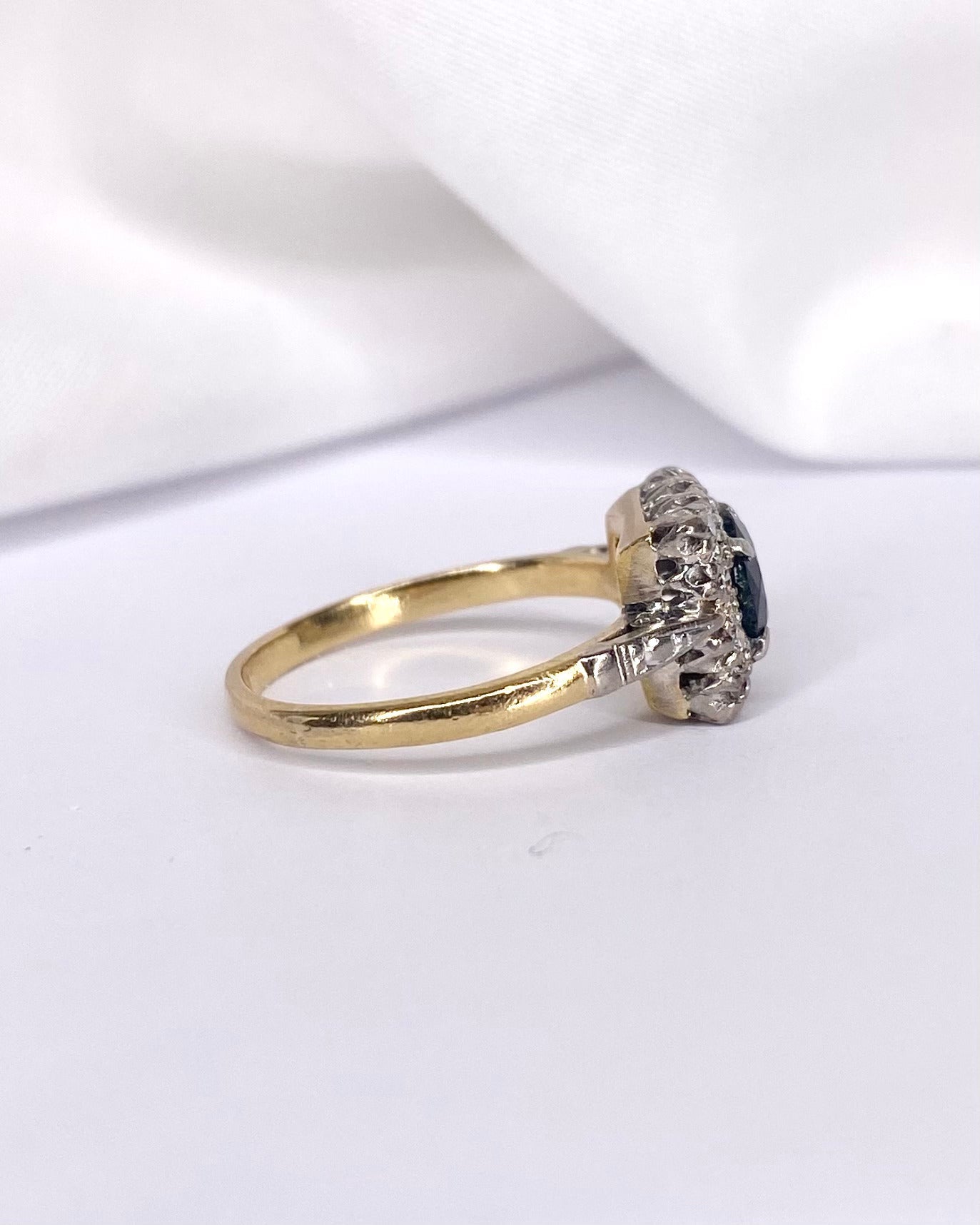 Bague Marguerite Saphir 0.77 carat &amp; 12 Diamants "Sophia" - Elliade Paris