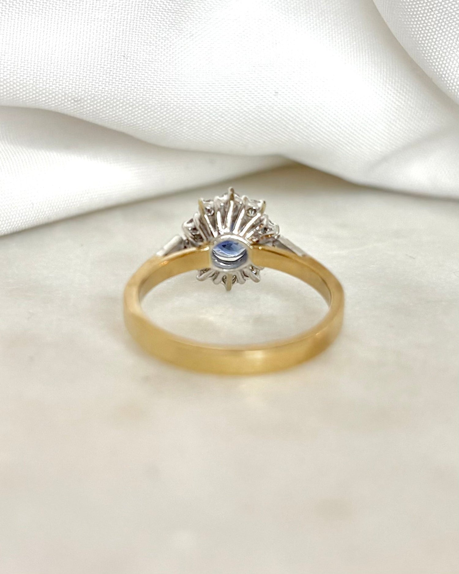 Bague Marguerite Saphir 0.77 carat &amp; 16 Diamants &quot;Lyna&quot; - Elliade Paris