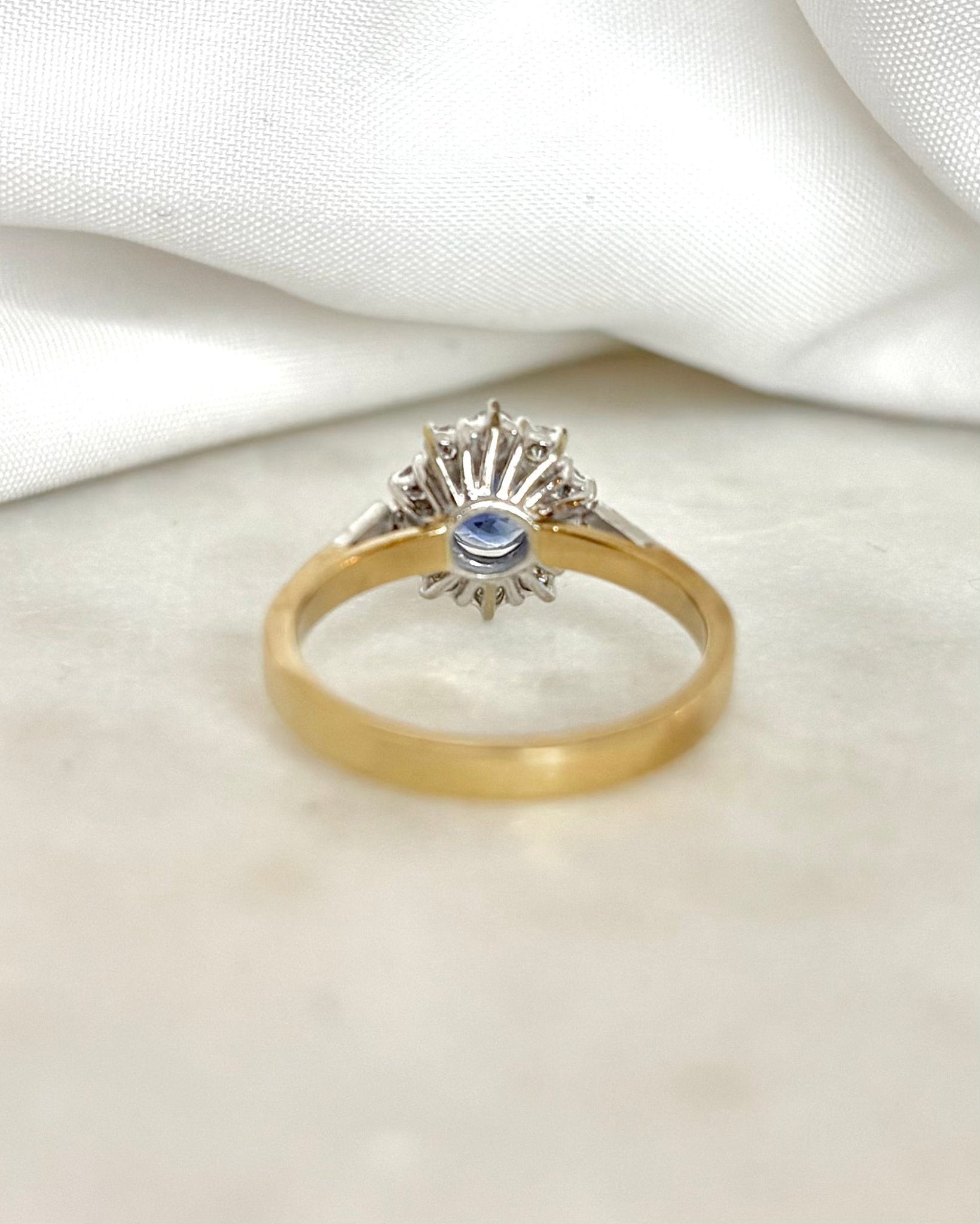 Bague Marguerite Saphir 0.77 carat &amp; 16 Diamants &quot;Lyna&quot; - Elliade Paris
