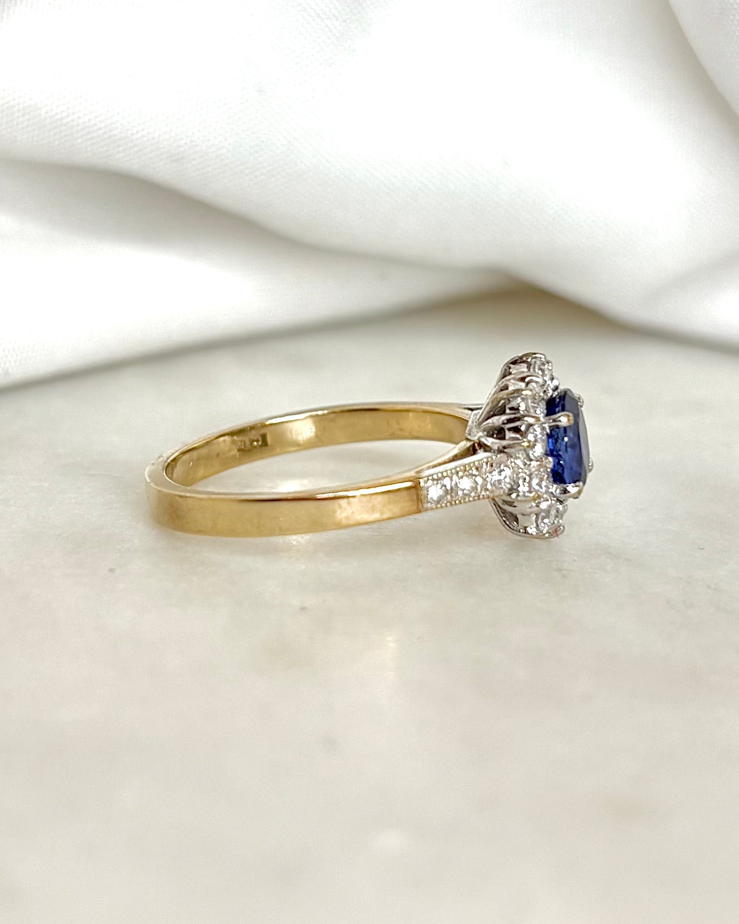 Bague Marguerite Saphir 0.77 carat &amp; 16 Diamants &quot;Lyna&quot; - Elliade Paris