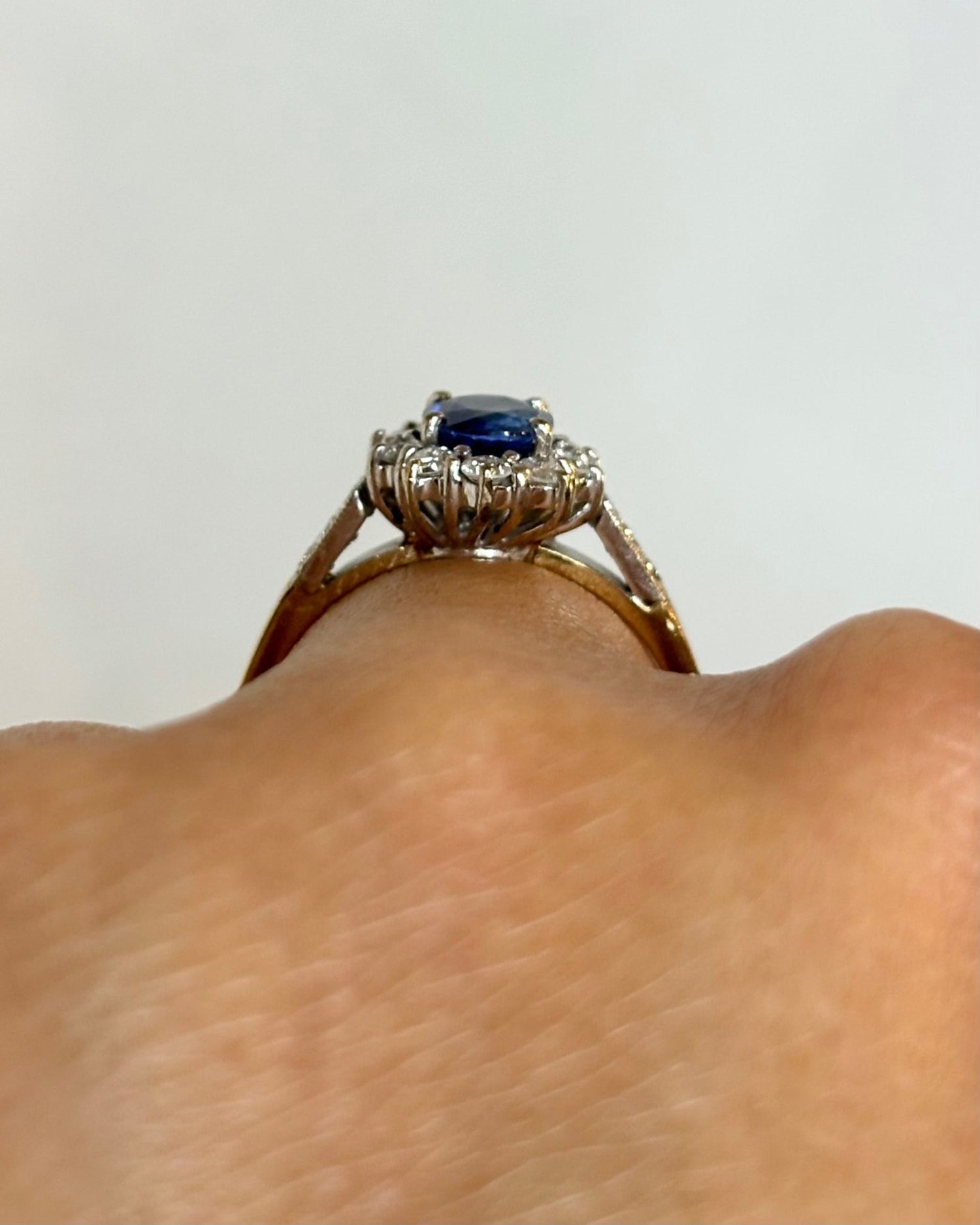 Bague Marguerite Saphir 0.77 carat &amp; 16 Diamants &quot;Lyna&quot; - Elliade Paris
