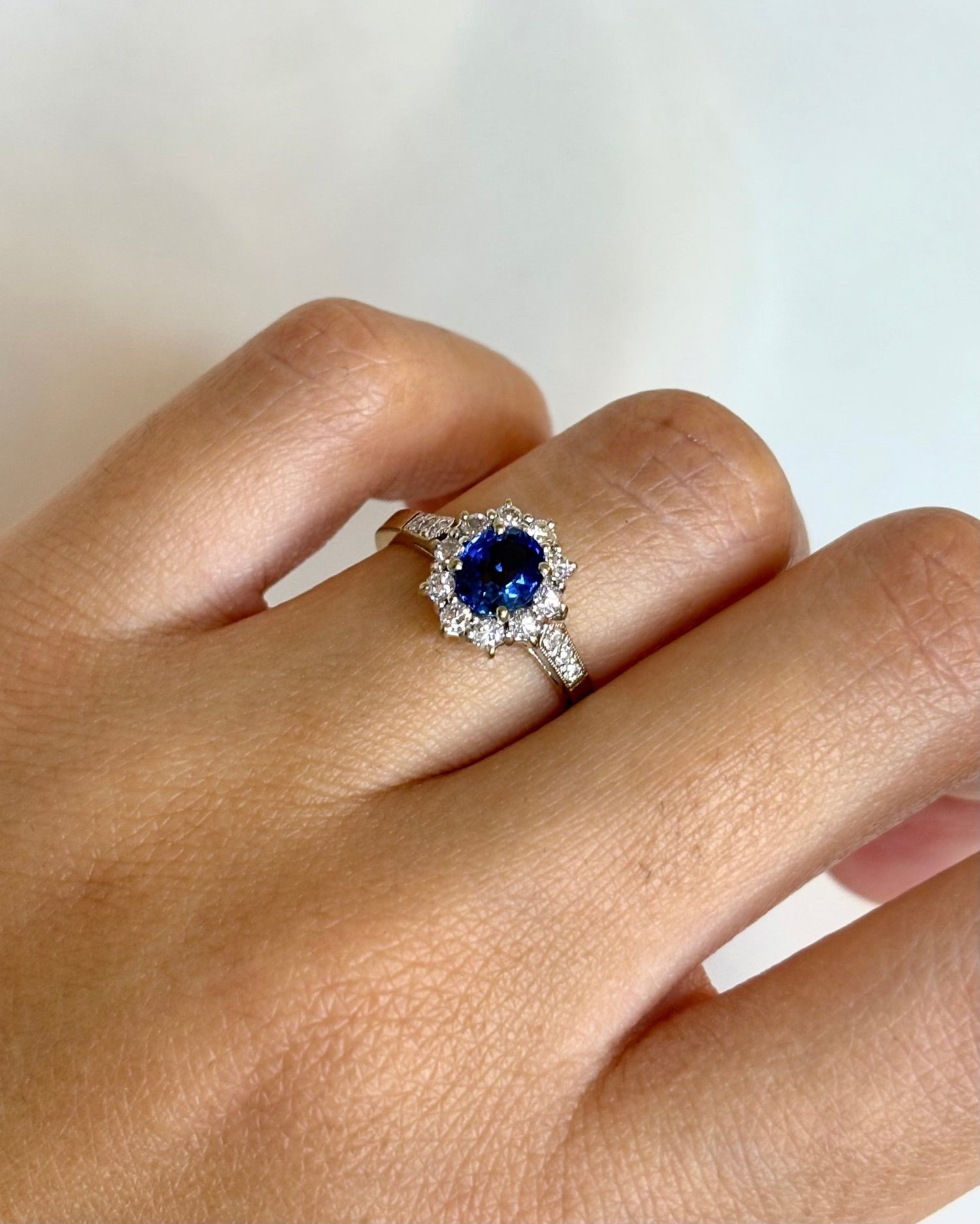 Bague Marguerite Saphir 0.77 carat &amp; 16 Diamants &quot;Lyna&quot; - Elliade Paris