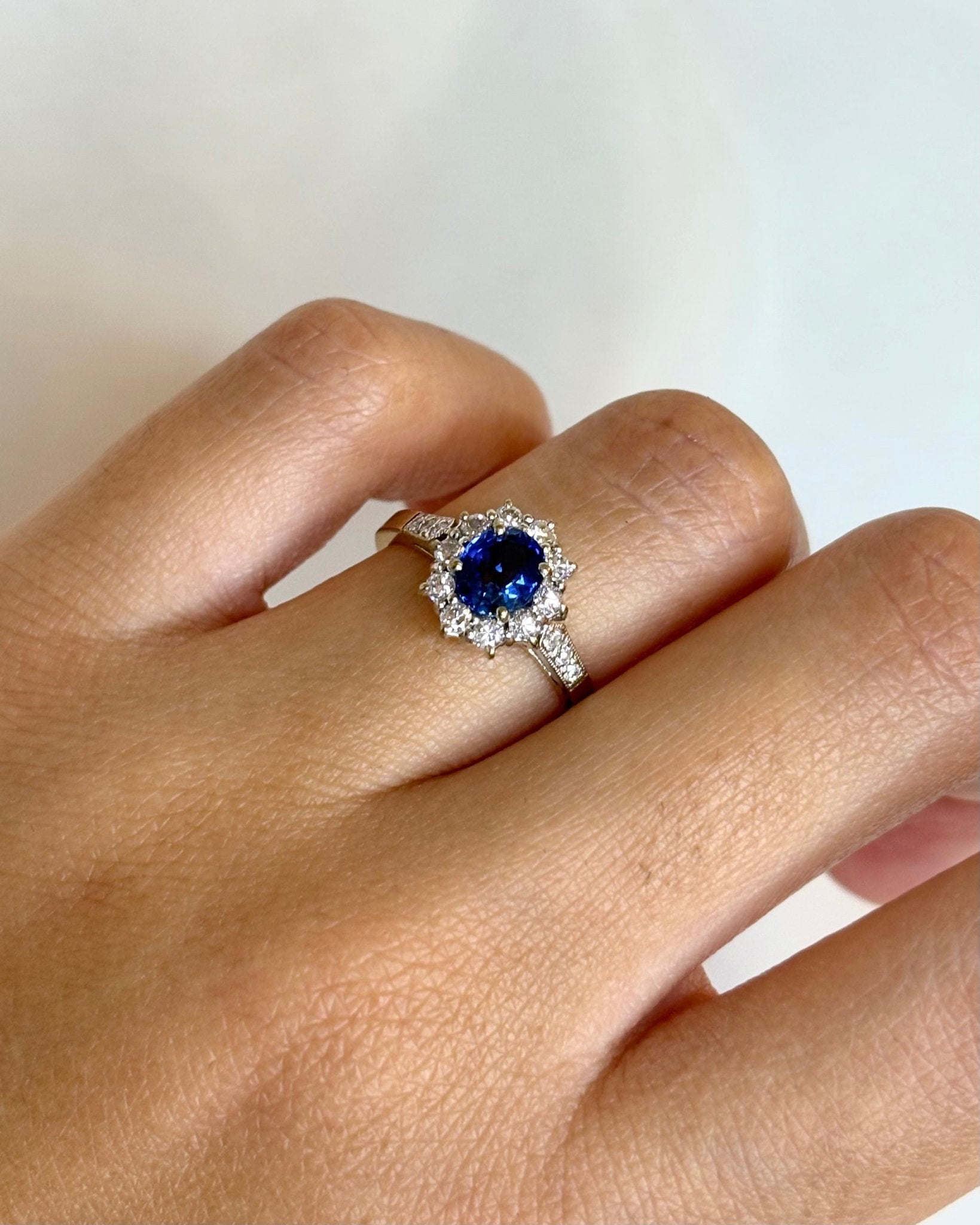 Bague Marguerite Saphir 0.77 carat &amp; 16 Diamants &quot;Lyna&quot; - Elliade Paris