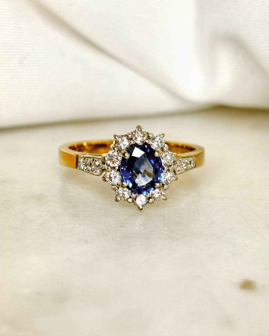 Bague Marguerite Saphir 0.77 carat &amp; 16 Diamants &quot;Lyna&quot; - Elliade Paris