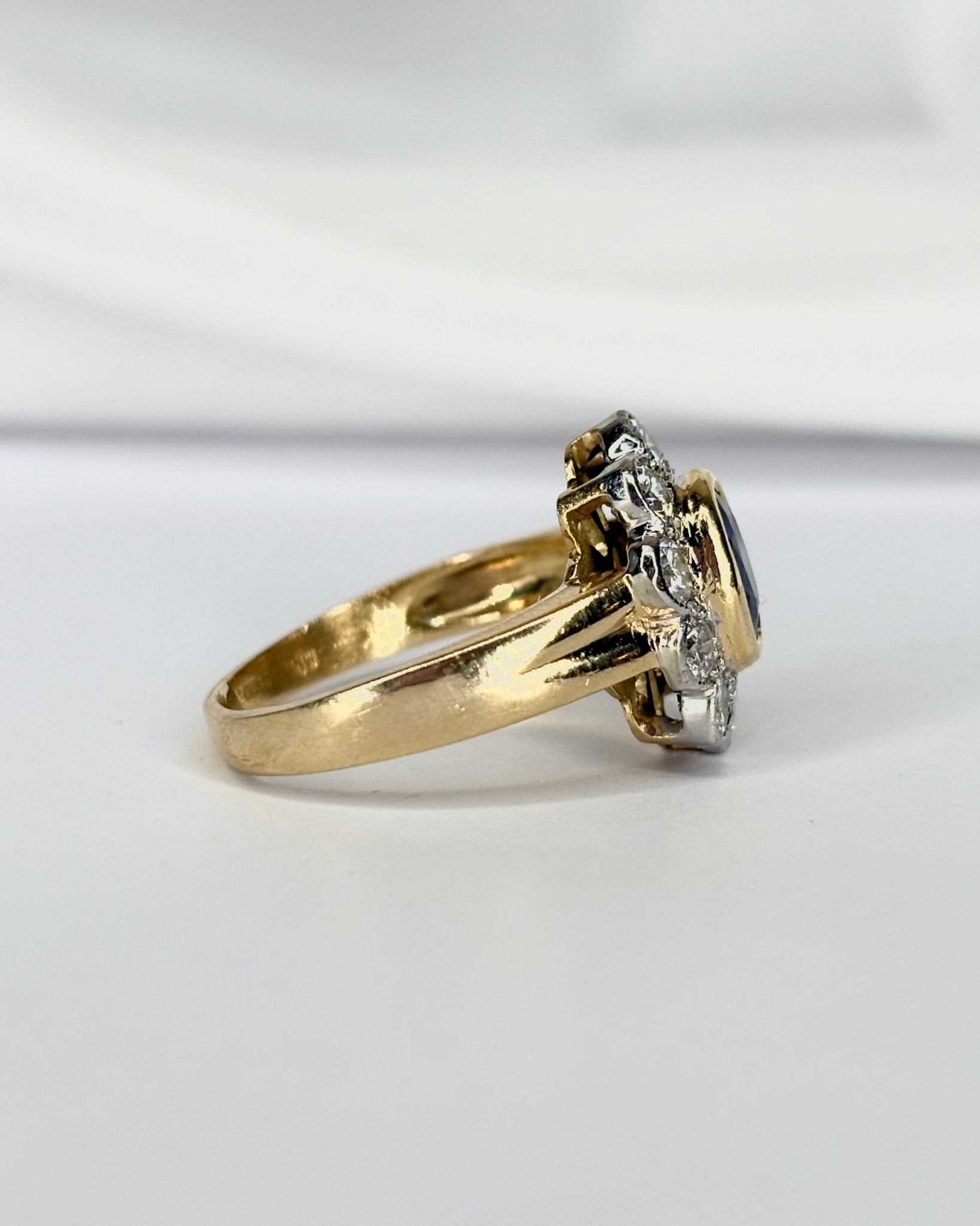Bague Marguerite Saphir 0.78 carat &amp; Diamants 0.80 carat "Tiana" - Elliade Paris