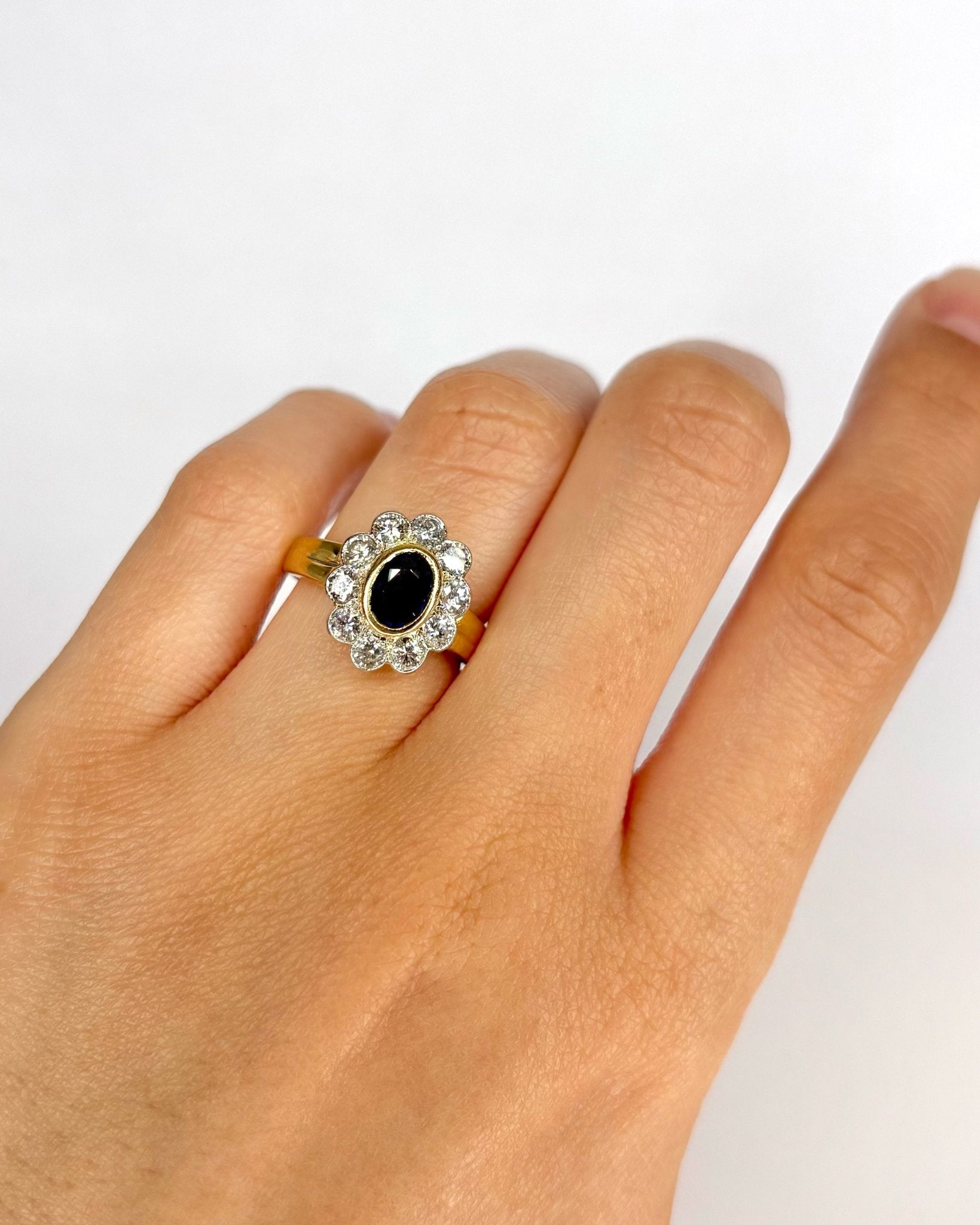 Bague Marguerite Saphir 0.78 carat &amp; Diamants 0.80 carat "Tiana" - Elliade Paris