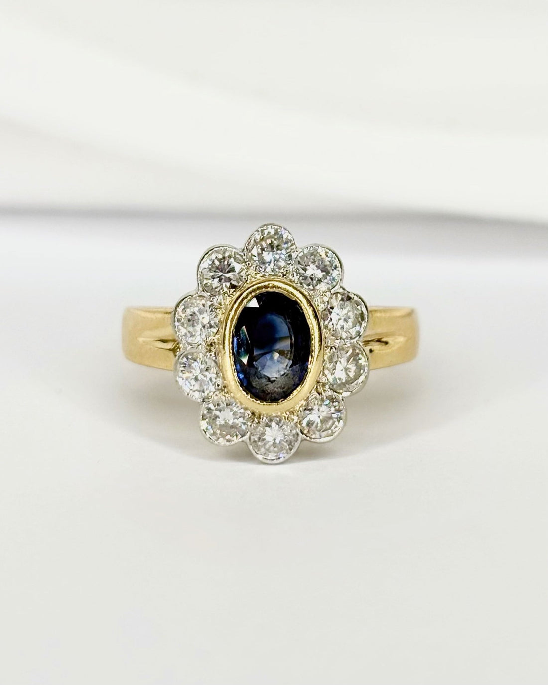 Bague Marguerite Saphir 0.78 carat &amp; Diamants 0.80 carat "Tiana" - Elliade Paris