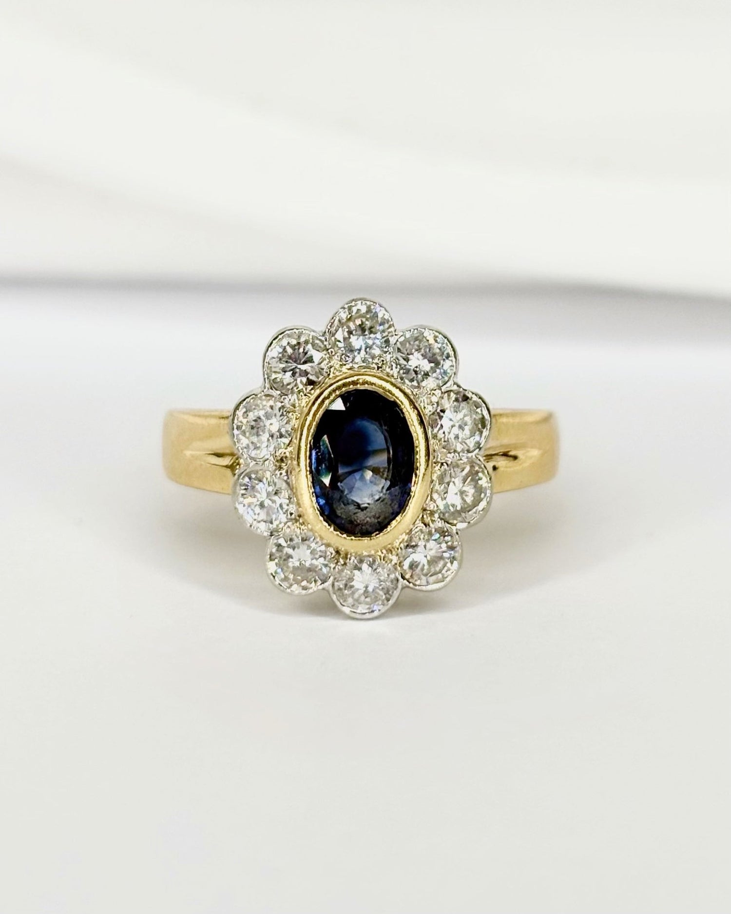 Bague Marguerite Saphir 0.78 carat &amp; Diamants 0.80 carat "Tiana" - Elliade Paris