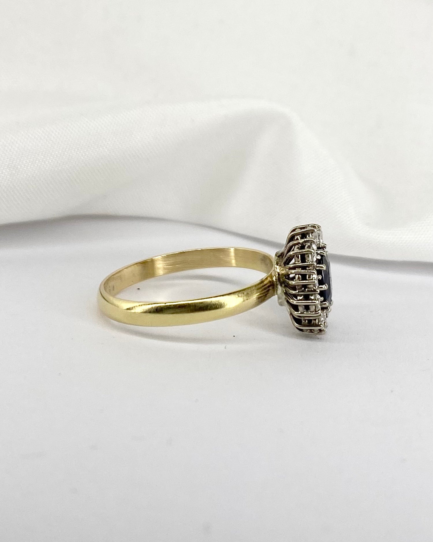 Bague Marguerite Saphir 0.80 carat &amp; 10 Diamants "Agnès" - Elliade Paris