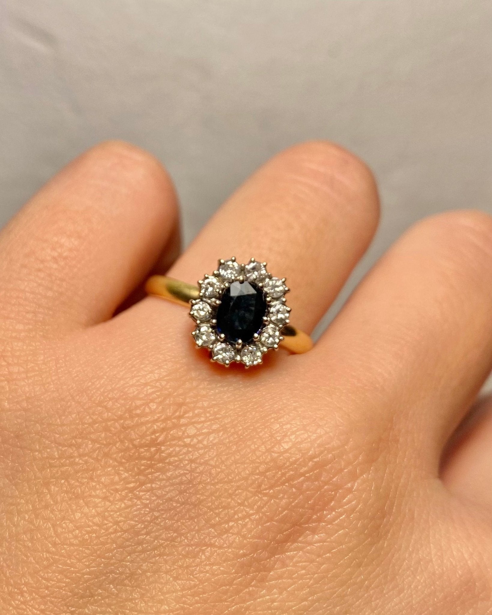 Bague Marguerite Saphir 0.80 carat &amp; 10 Diamants "Agnès" - Elliade Paris