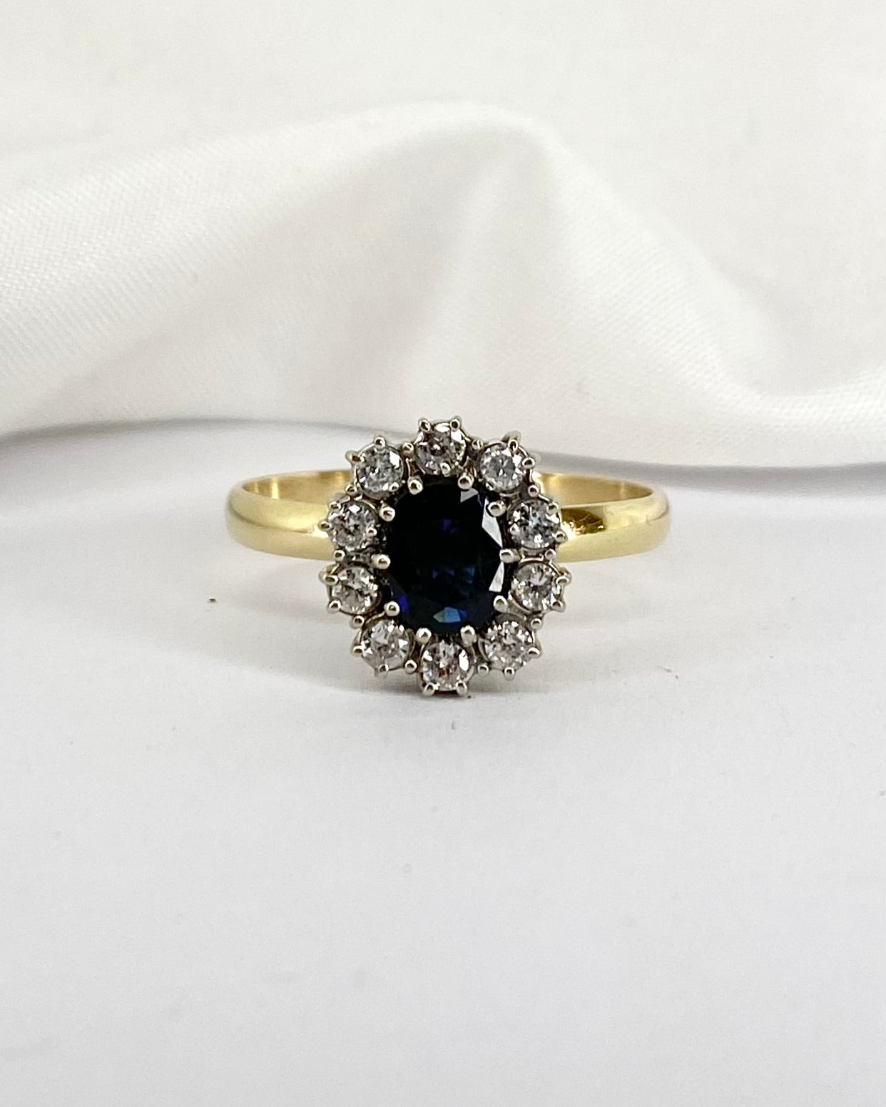 Bague Marguerite Saphir 0.80 carat &amp; 10 Diamants "Agnès" - Elliade Paris