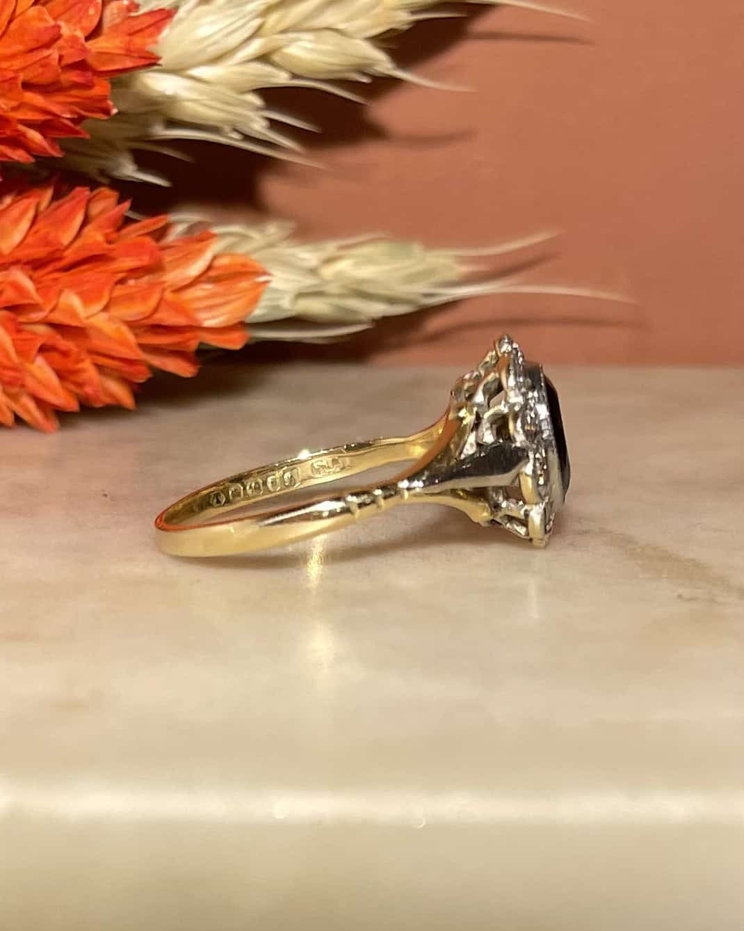 Bague Marguerite Saphir 0.80 Carat &amp; 10 Diamants "Marnie" - Elliade Paris