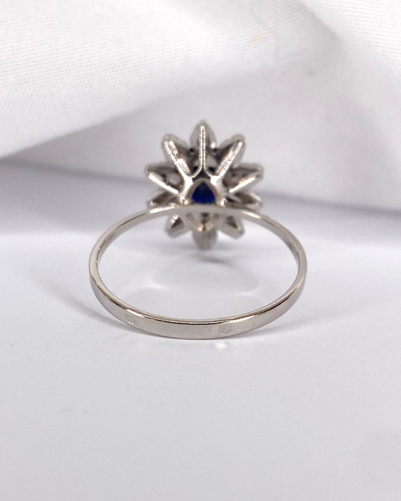 Bague Marguerite Saphir 0.80 carat &amp; 10 Diamants "Nadine" - Elliade Paris