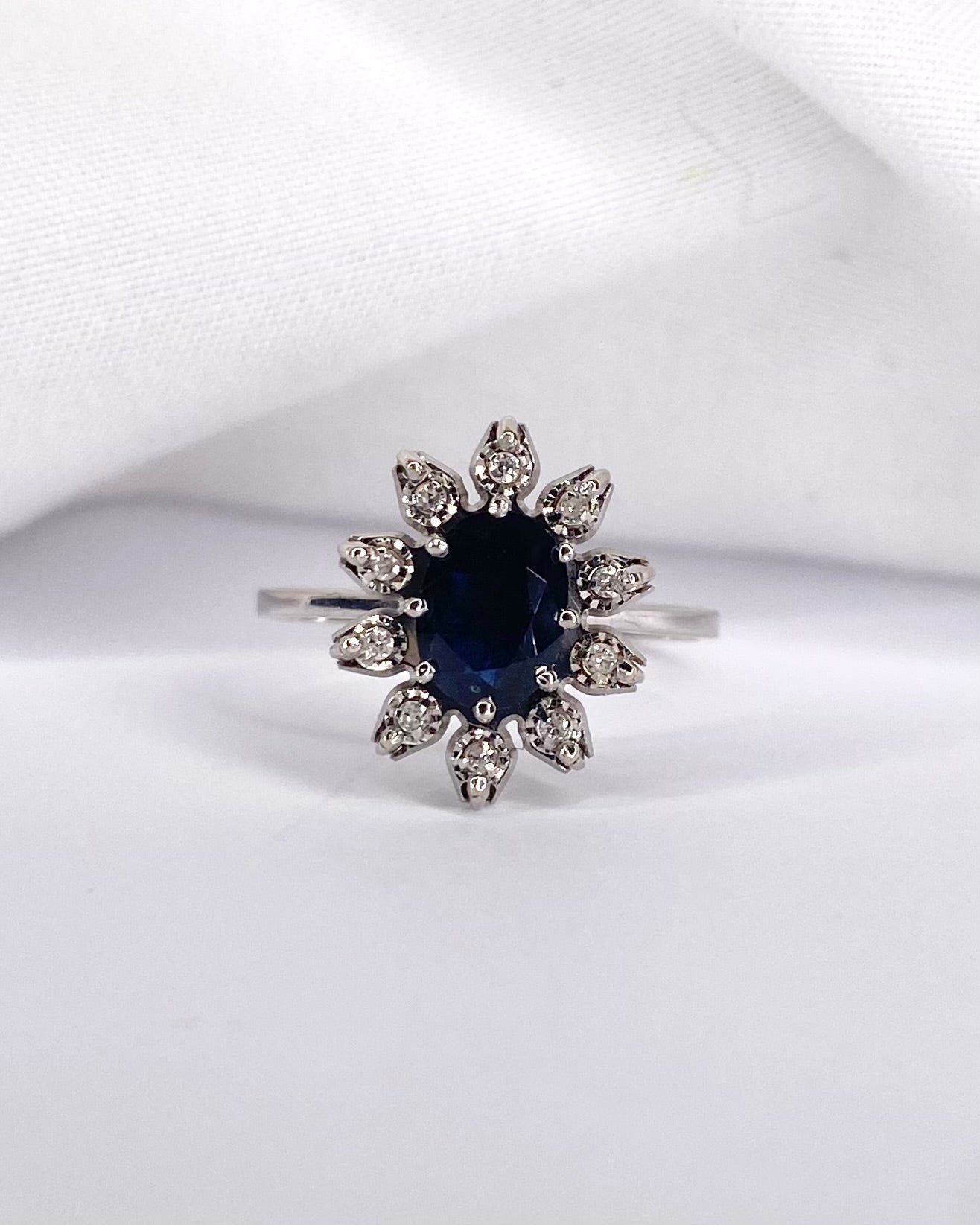 Bague Marguerite Saphir 0.80 carat &amp; 10 Diamants "Nadine" - Elliade Paris