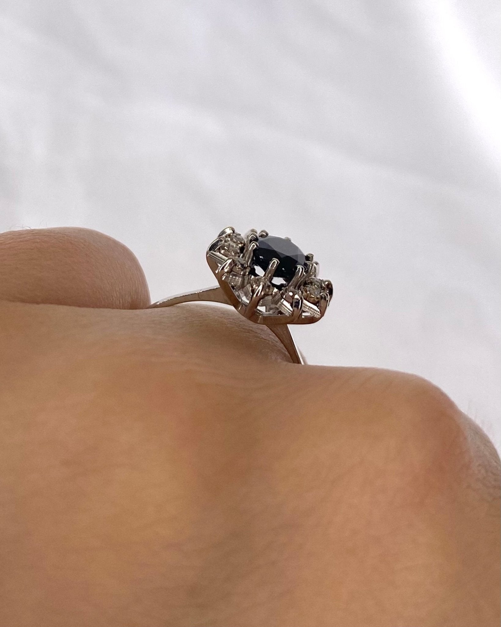 Bague Marguerite Saphir 0.80 carat &amp; 10 Diamants "Nadine" - Elliade Paris