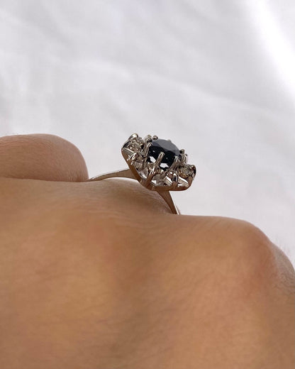 Bague Marguerite Saphir 0.80 carat &amp; 10 Diamants "Nadine" - Elliade Paris