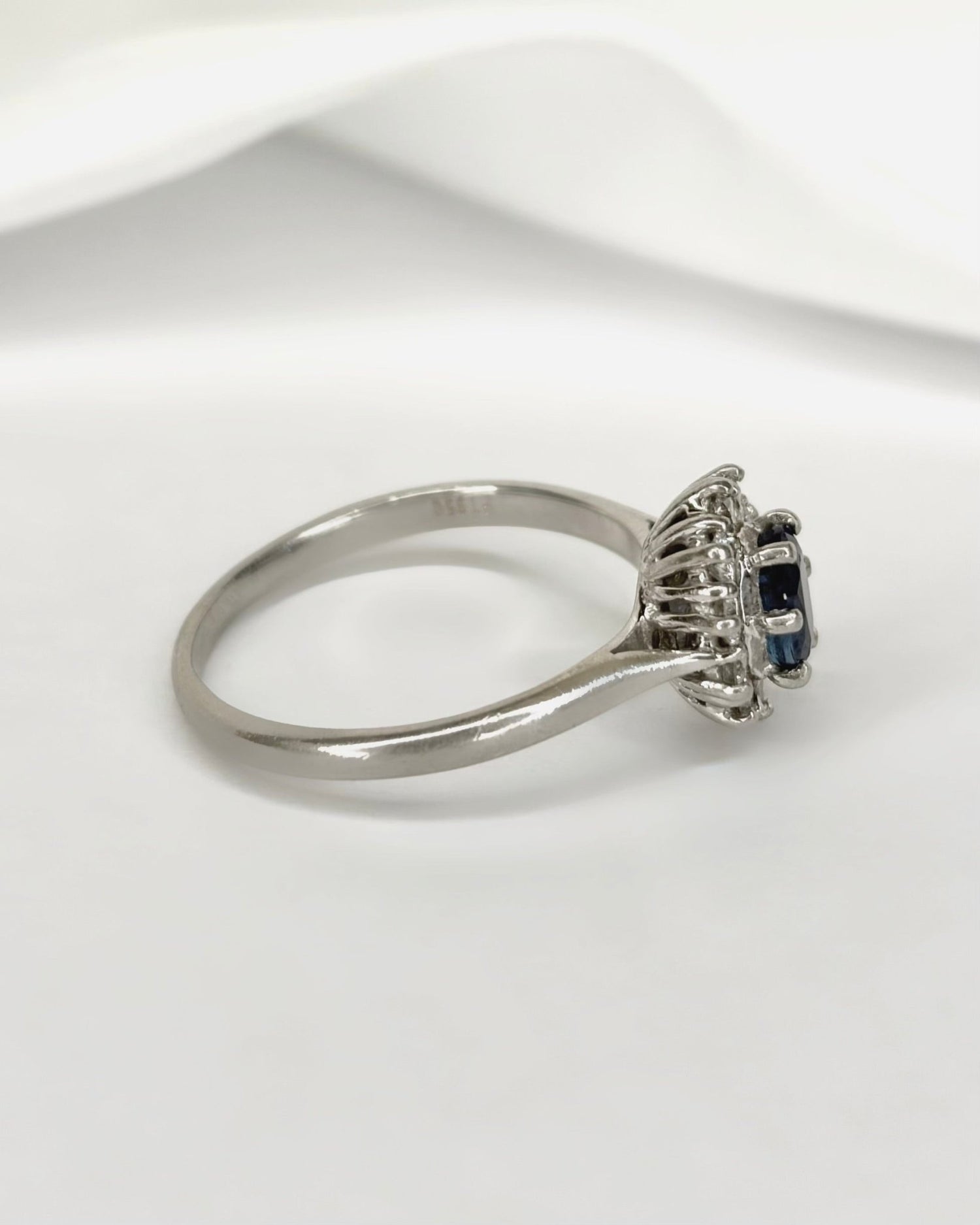 Bague Marguerite Saphir 0.80 carat &amp; Diamants 0.20 carat "Nina" - Elliade Paris