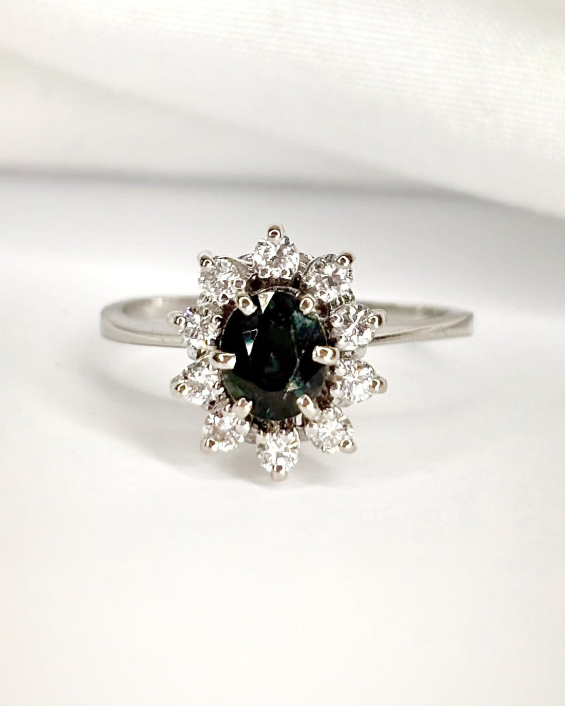 Bague Marguerite Saphir 0.80 carat &amp; Diamants 0.30 carat "Fabienne" - Elliade Paris
