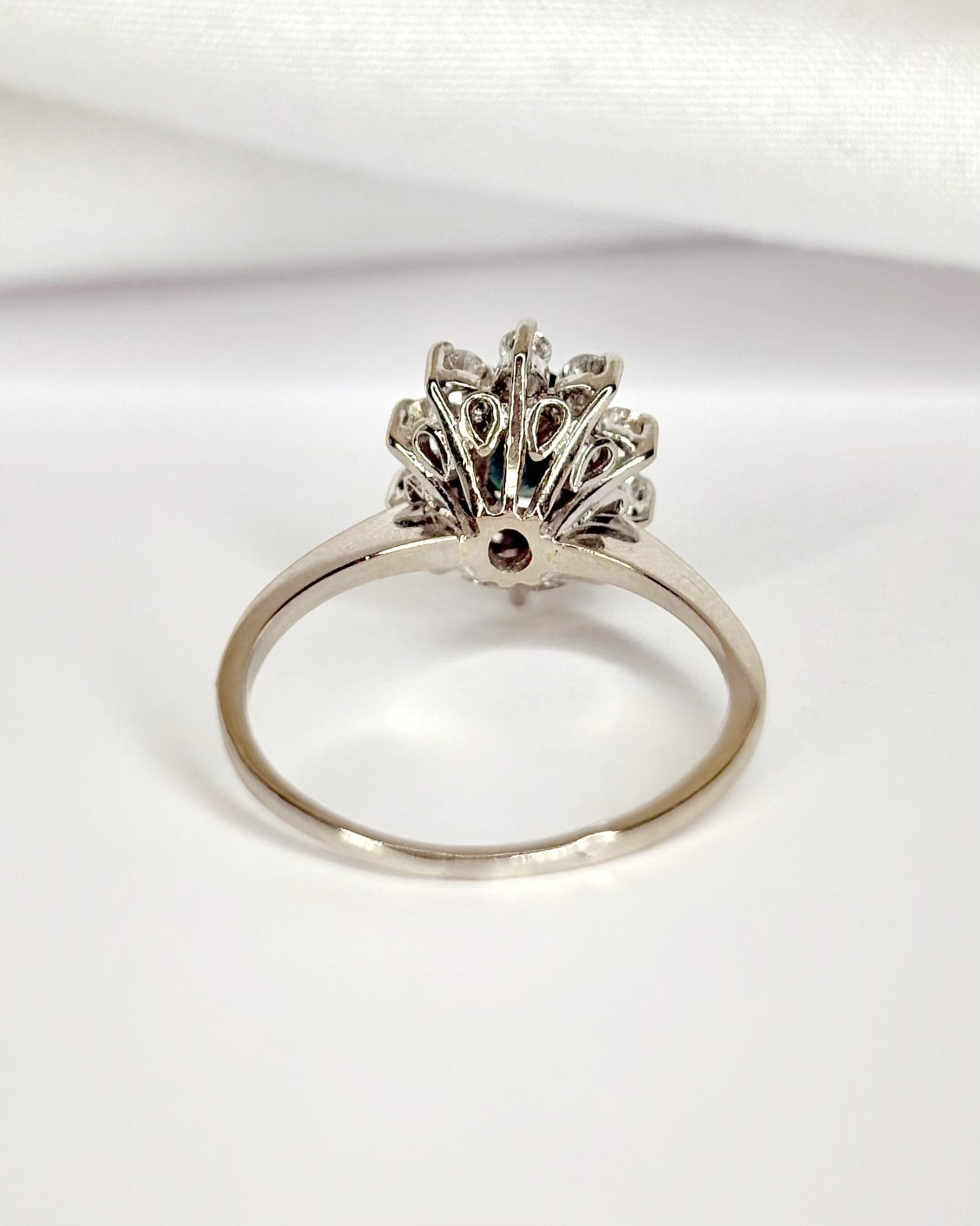 Bague Marguerite Saphir 0.80 carat &amp; Diamants 0.30 carat "Fabienne" - Elliade Paris
